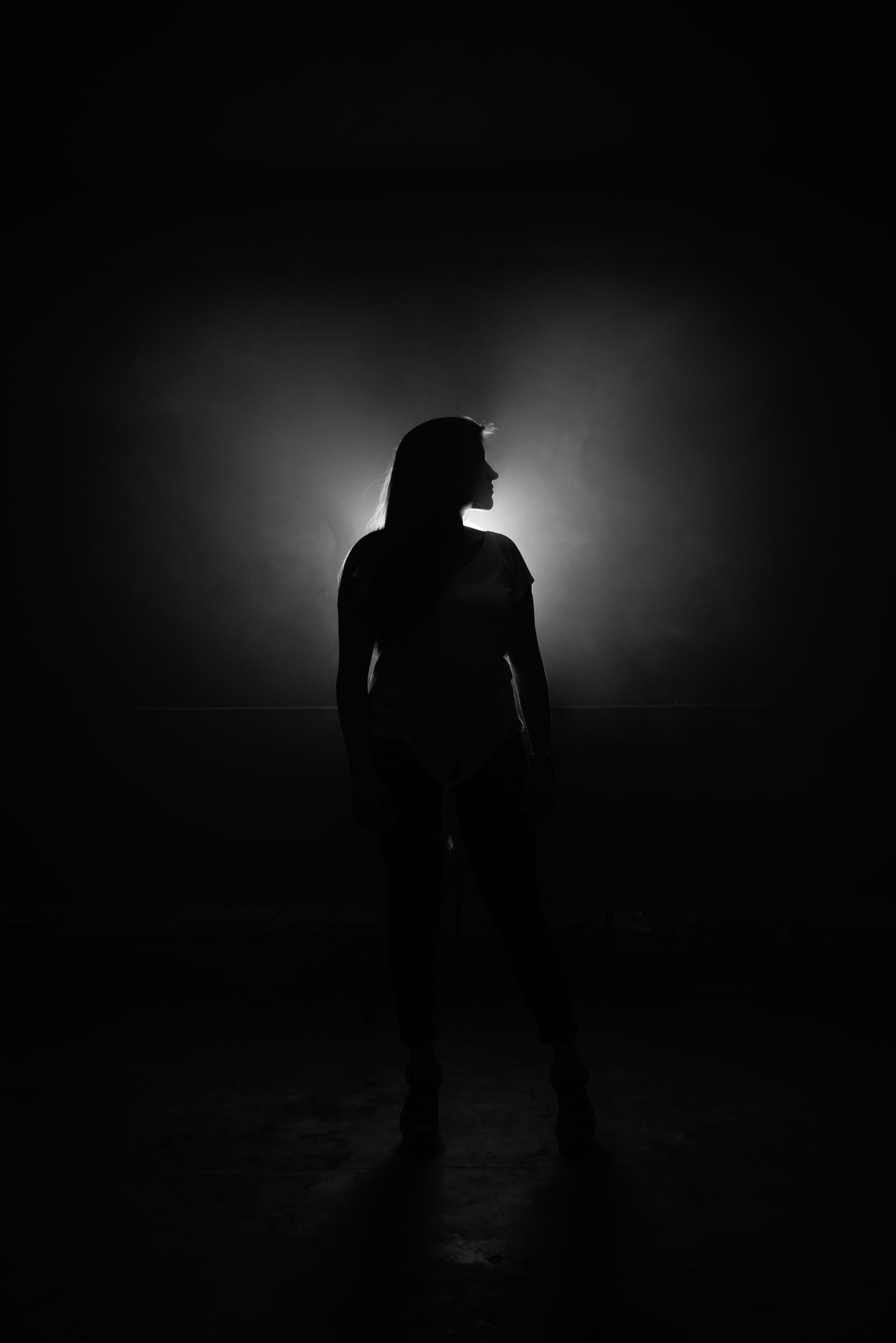 night, black and white, full length, creepy, young adult, mystery, people, men, horror, woman, indoors, dark, standing, girl alone, studio shot, illuminated, Phone HD Wallpaper