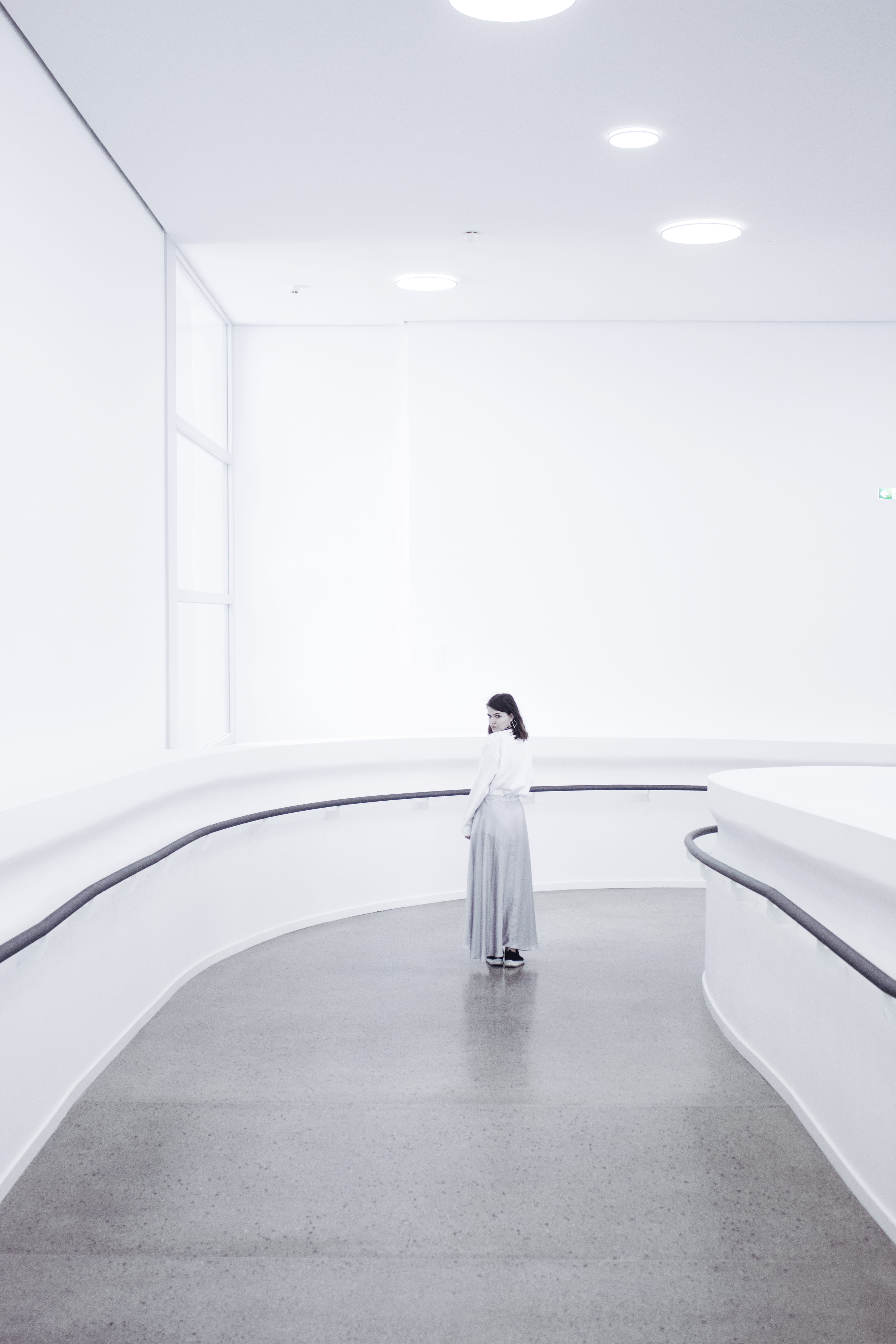 minimal, way, built structure, walking, 5K, woman, hall, occupation, illuminated, female, leisure activity, lifestyles, photo, white color, exhibition, Phone HD Wallpaper