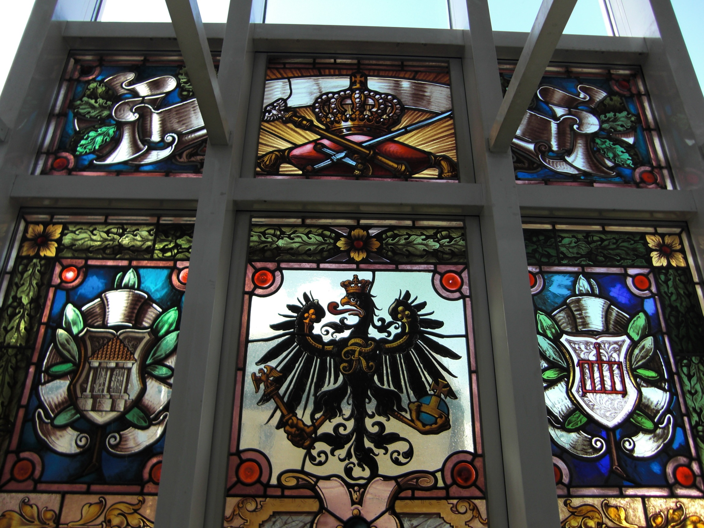 monument, glass window, 1080P, prussia, ornate, architecture, glass - material, male likeness, multi colored, circular house, art and craft, circle schleswig-snarl, HD Wallpaper