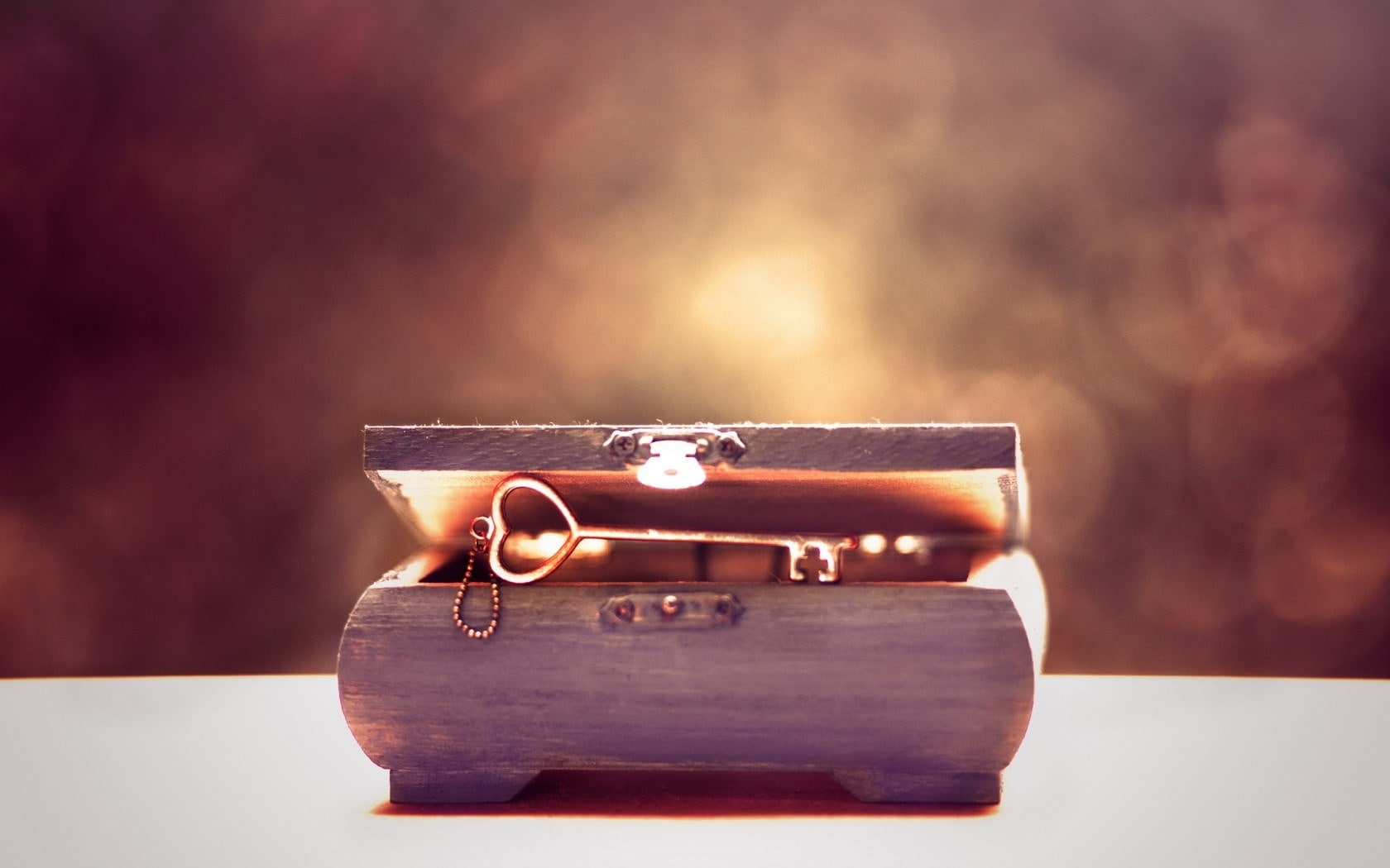 antique, single object, quality, copy space, key, indoors, focus on foreground, wealth, heart, luggage, high, finance, two objects, no people, colored background, HD Wallpaper