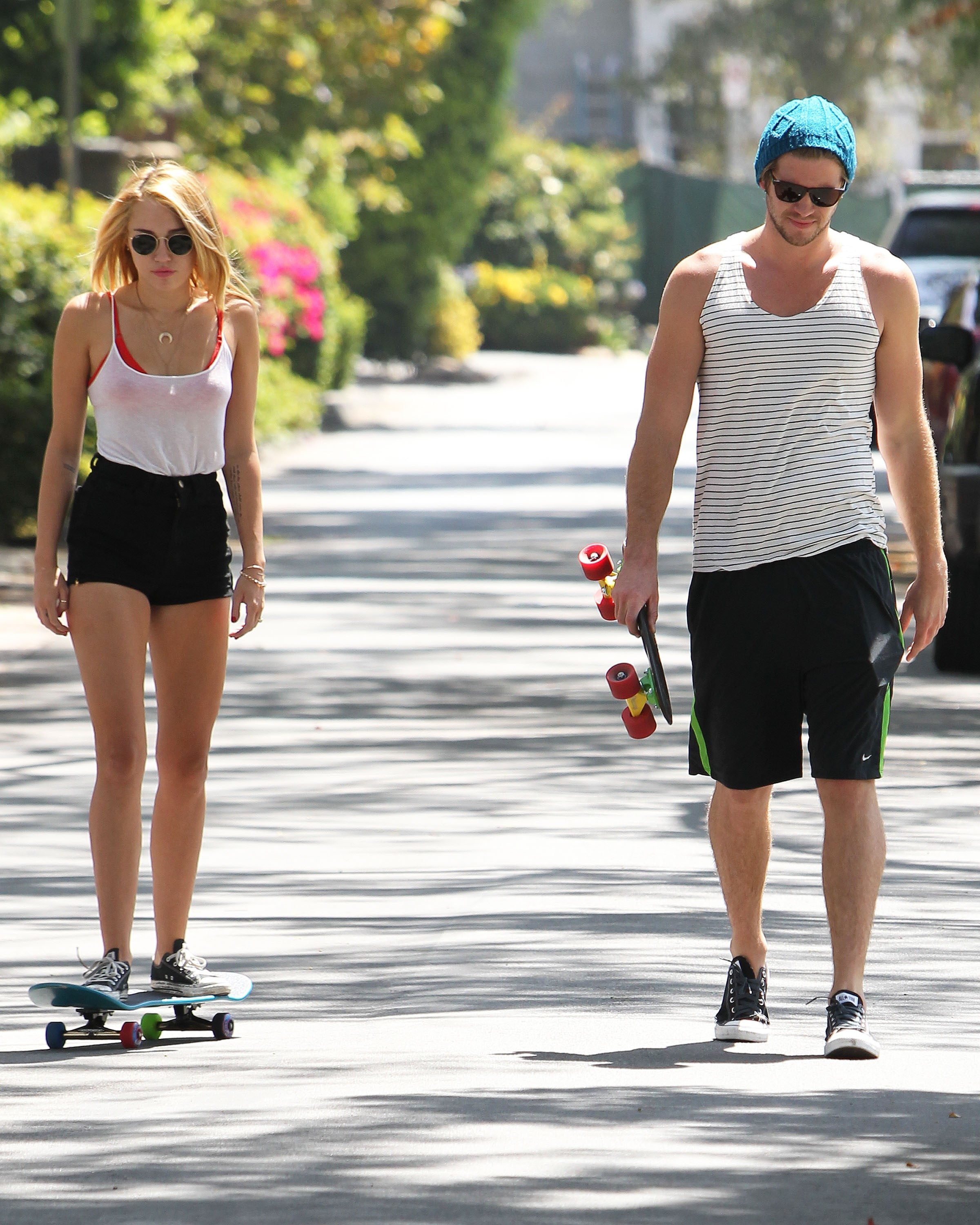 2K, lifestyles, city, beautiful woman, emotion, casual clothing, two people, leisure activity, females, women, outdoors, skateboard, sport, Liam Hemsworth, Phone HD Wallpaper