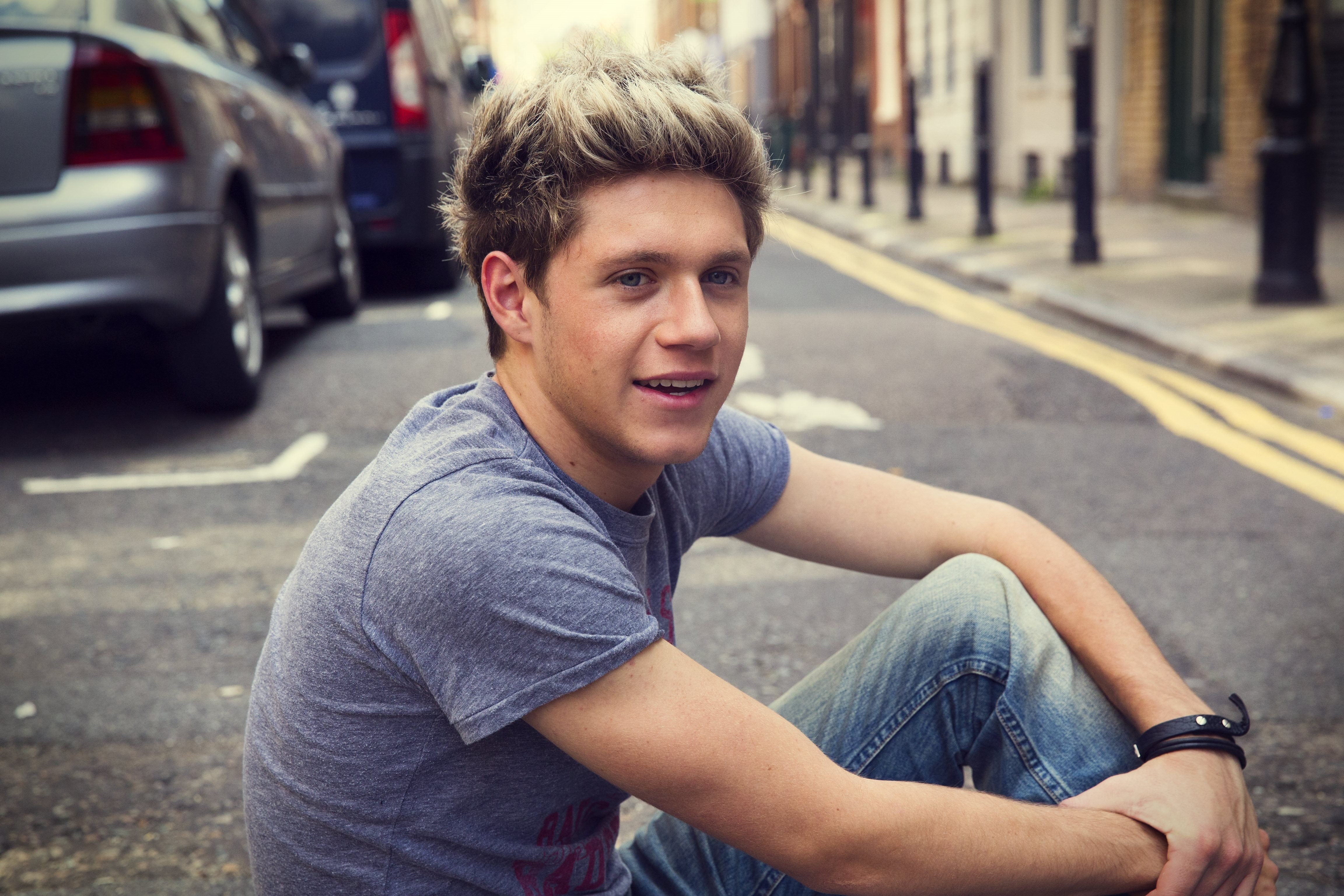focus on foreground, architecture, casual clothing, portrait, city, sitting, teenage boys, Musician, looking at camera, motor vehicle, men, Niall horan, HD Wallpaper