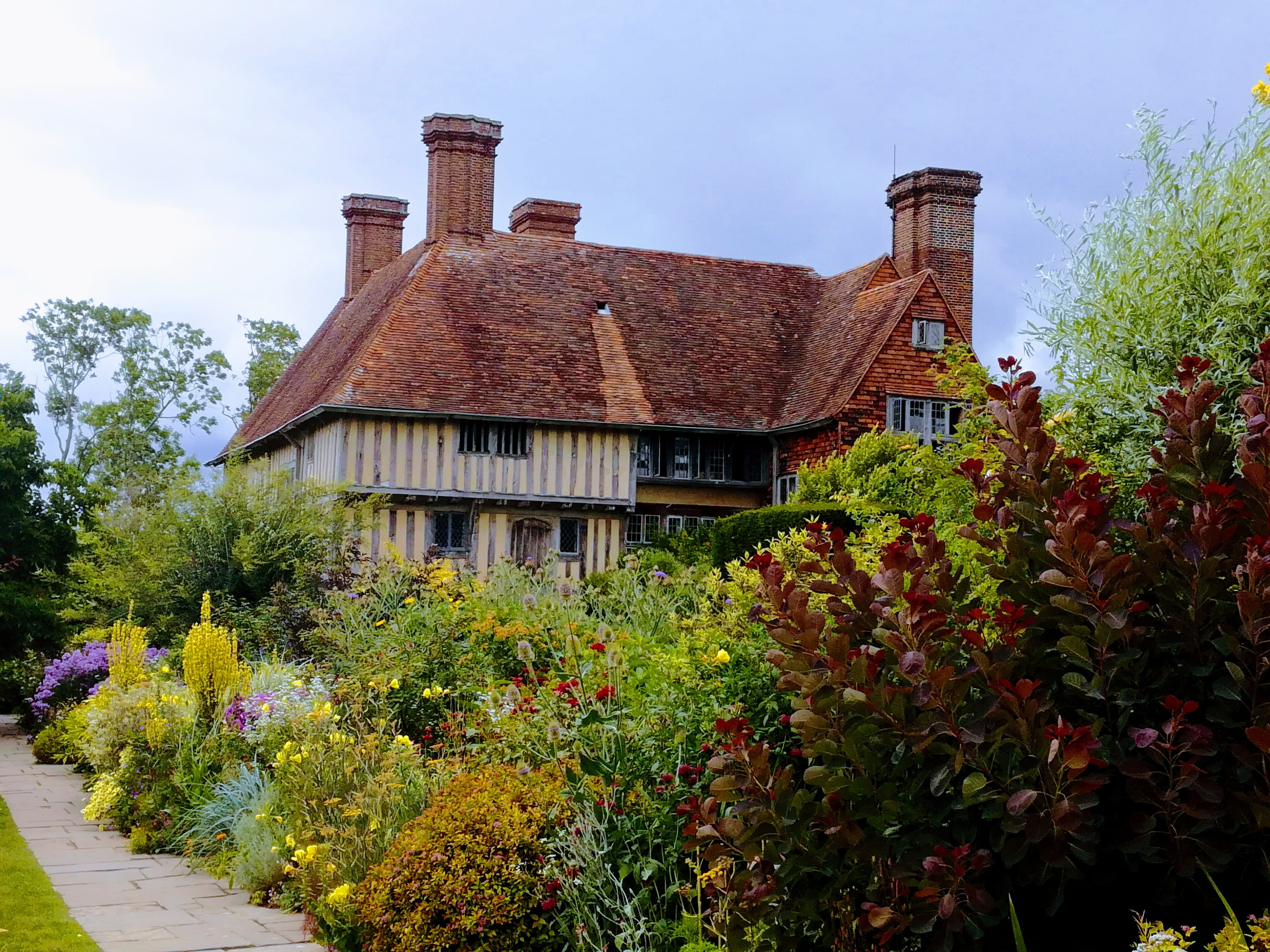 cloud - sky, no people, england, outdoors, nature, northiam, garden, plant, house, sky, old house, residential district, 4K, green color, building exterior, HD Wallpaper