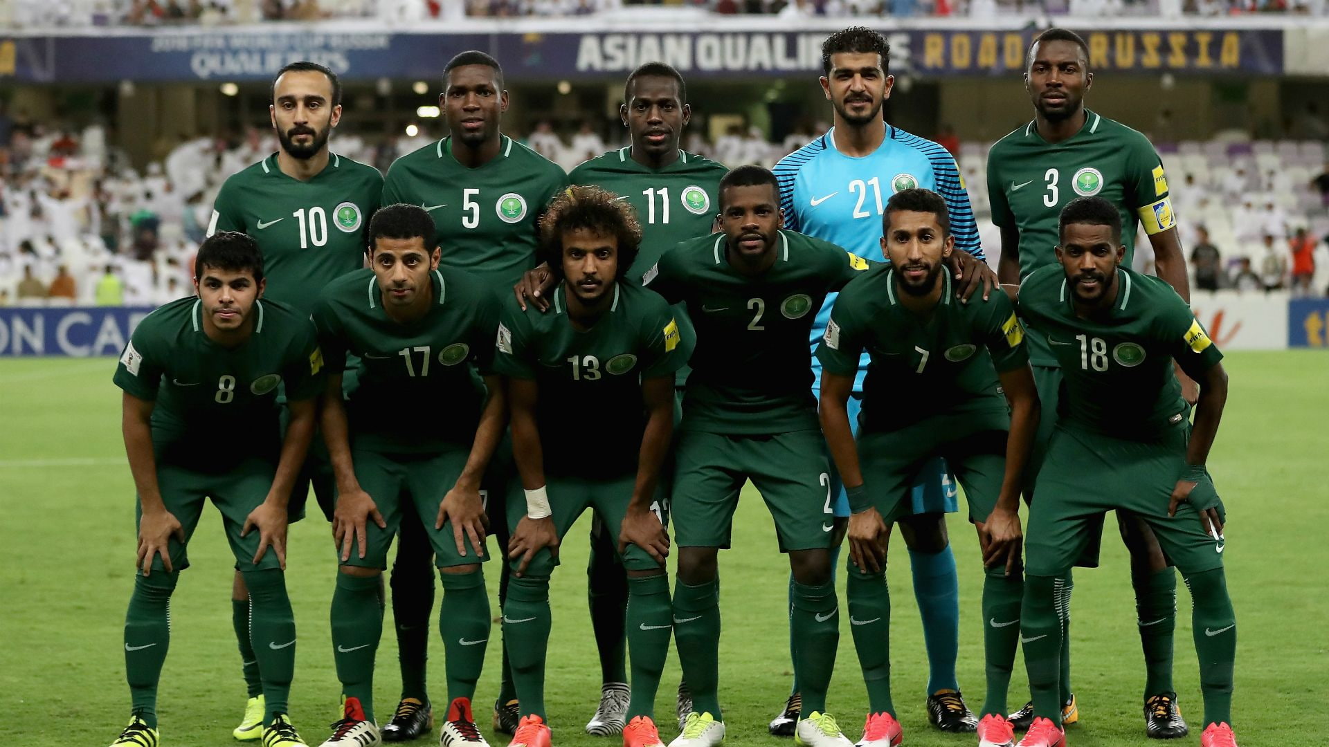 large group of people, standing, teenage boys, real people, athlete, group of people, green color, stadium, togetherness, outdoors, men, team sport, full length, HD Wallpaper