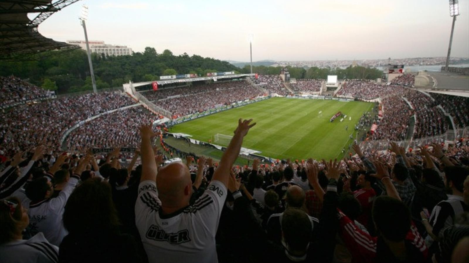 outdoors, architecture, large group of people, crowd, arms raised, looking, high angle view, stadium, inn stadium besiktas jk_ soccer pitches love, group of people, HD Wallpaper