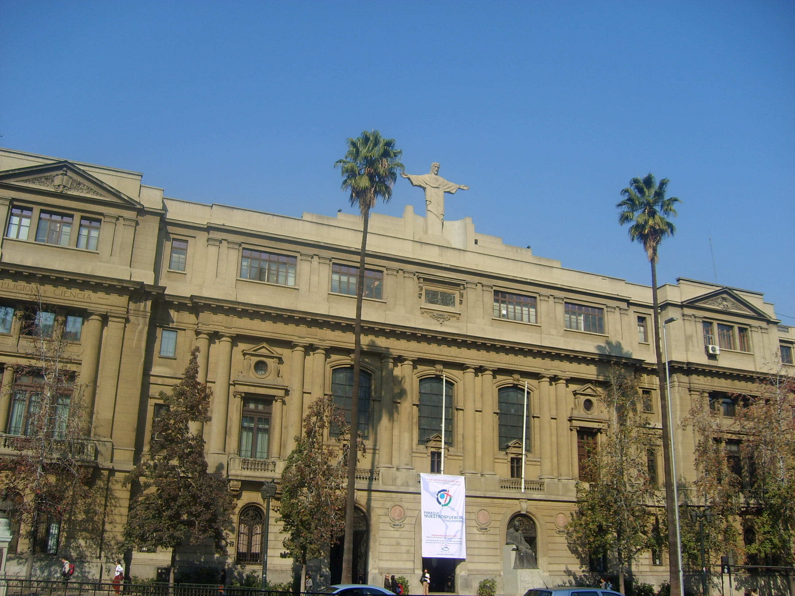 tree, government, sky, democracy, tropical climate, sign, Pontificia Universidad Católica de Chile, clear sky, cat, blue, photos, low angle view, de, day, HD Wallpaper