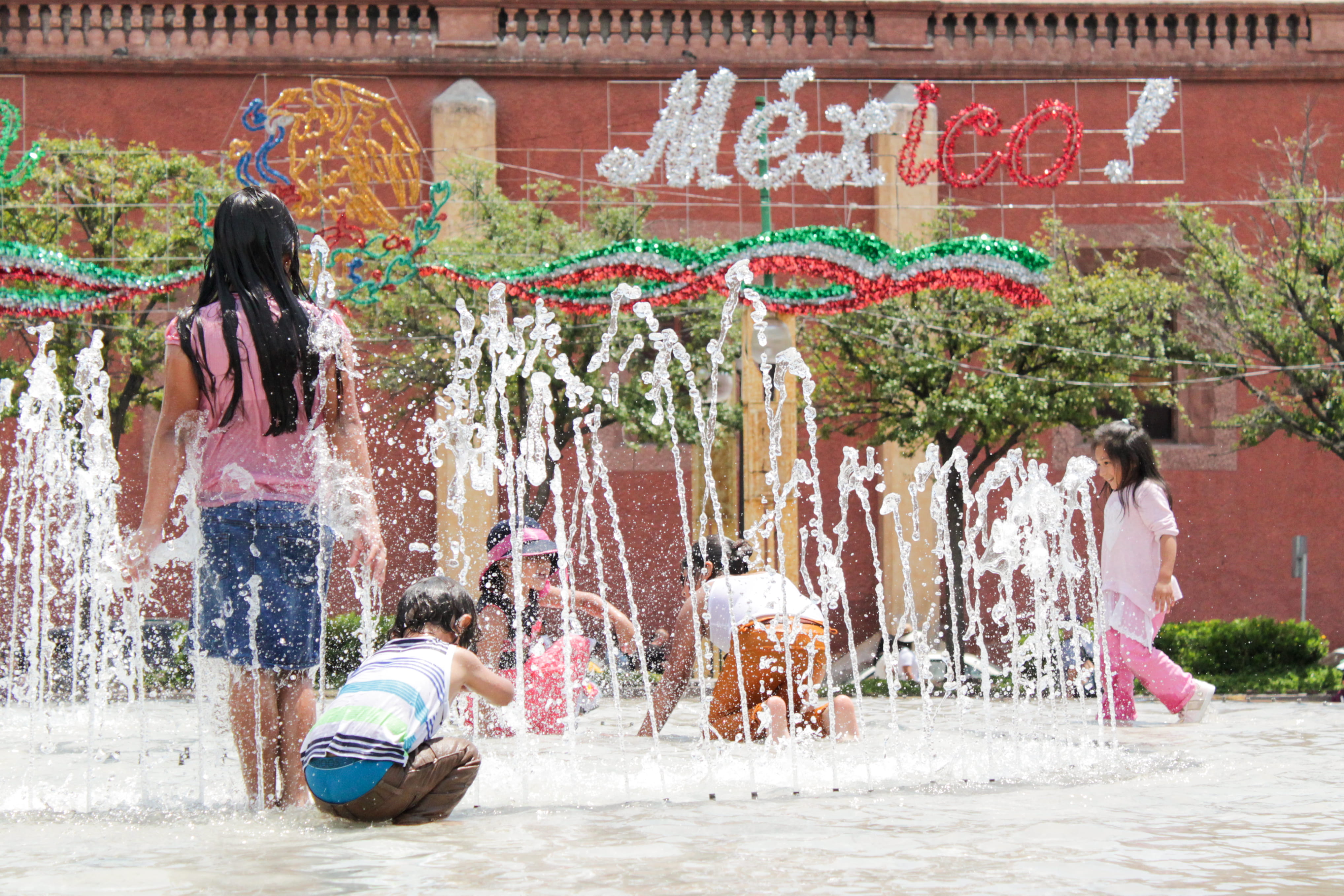 playful, niños, summer, built structure, fountain, group of people, full length, outdoors, enjoyment, men, mexico, playing, children, people, real people, HD Wallpaper