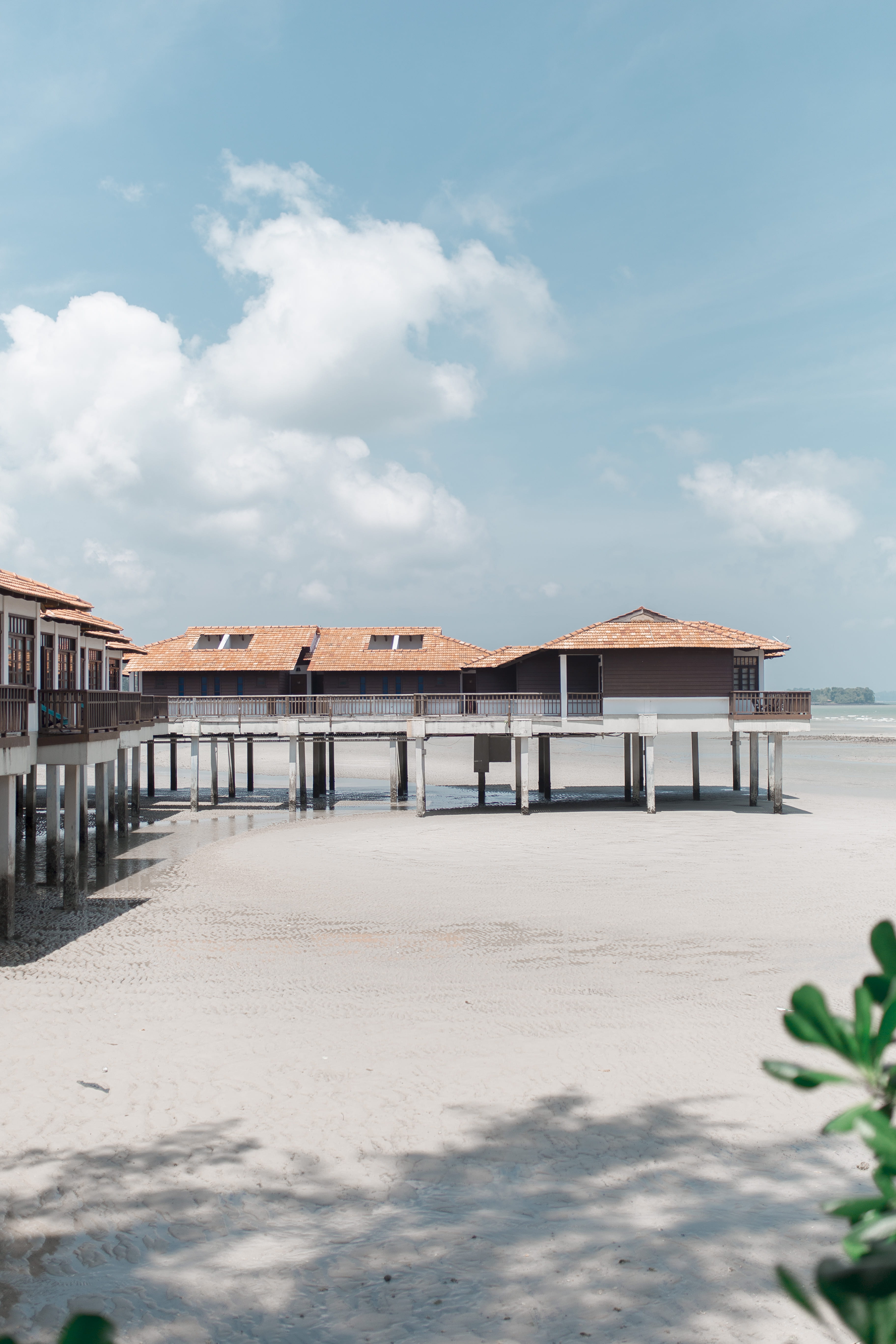 buildings, outdoors, building exterior, house, day, white, land, roof, brown, sky, beauty in nature, built structure, absence, hotel, no people, huts, building, Phone HD Wallpaper