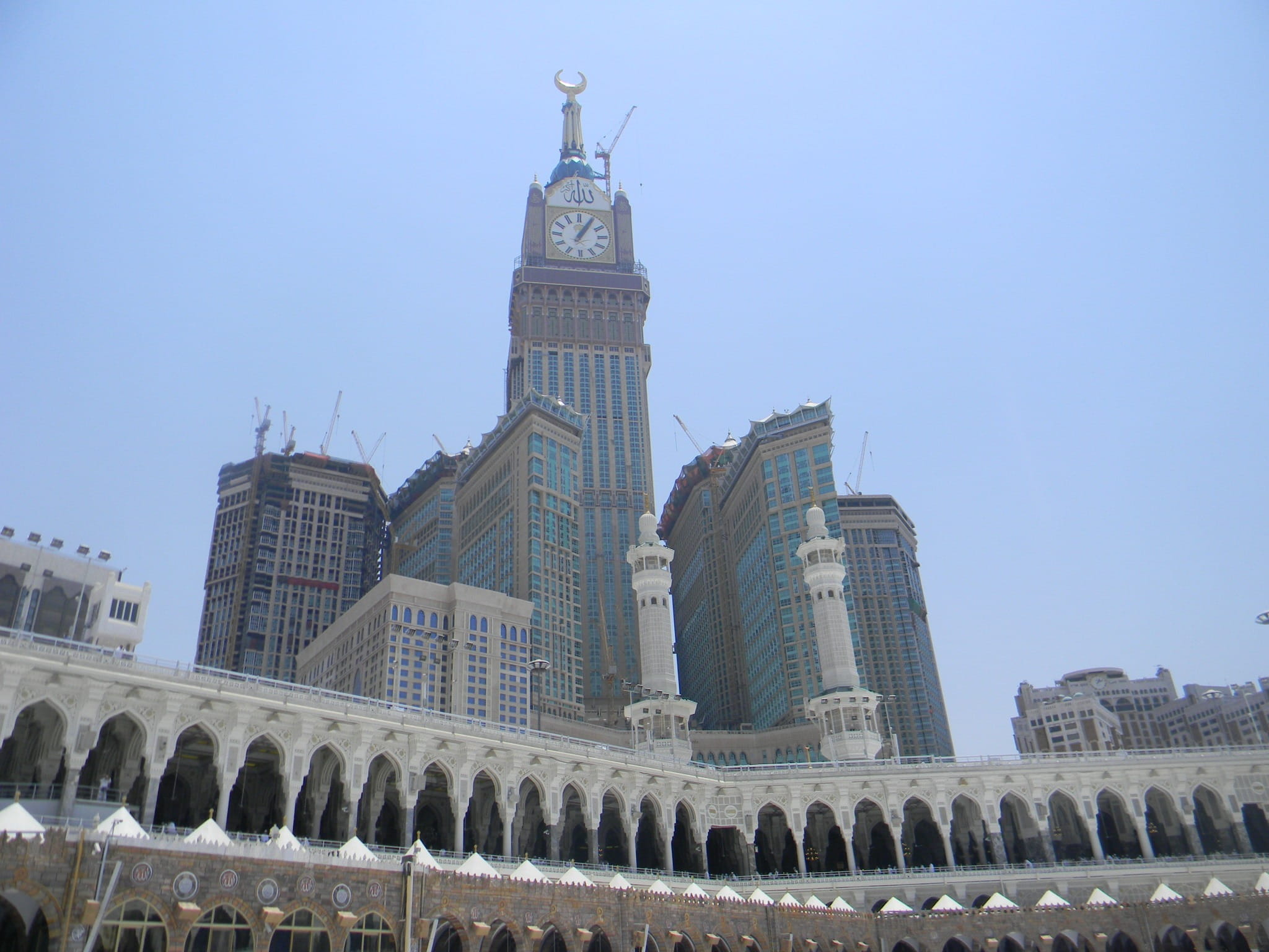 luxury, center, Al, history, tall - high, hotel, built structure, city, building exterior, skyscraper, structure, low angle view, Abrar, no people, office building exterior, HD Wallpaper
