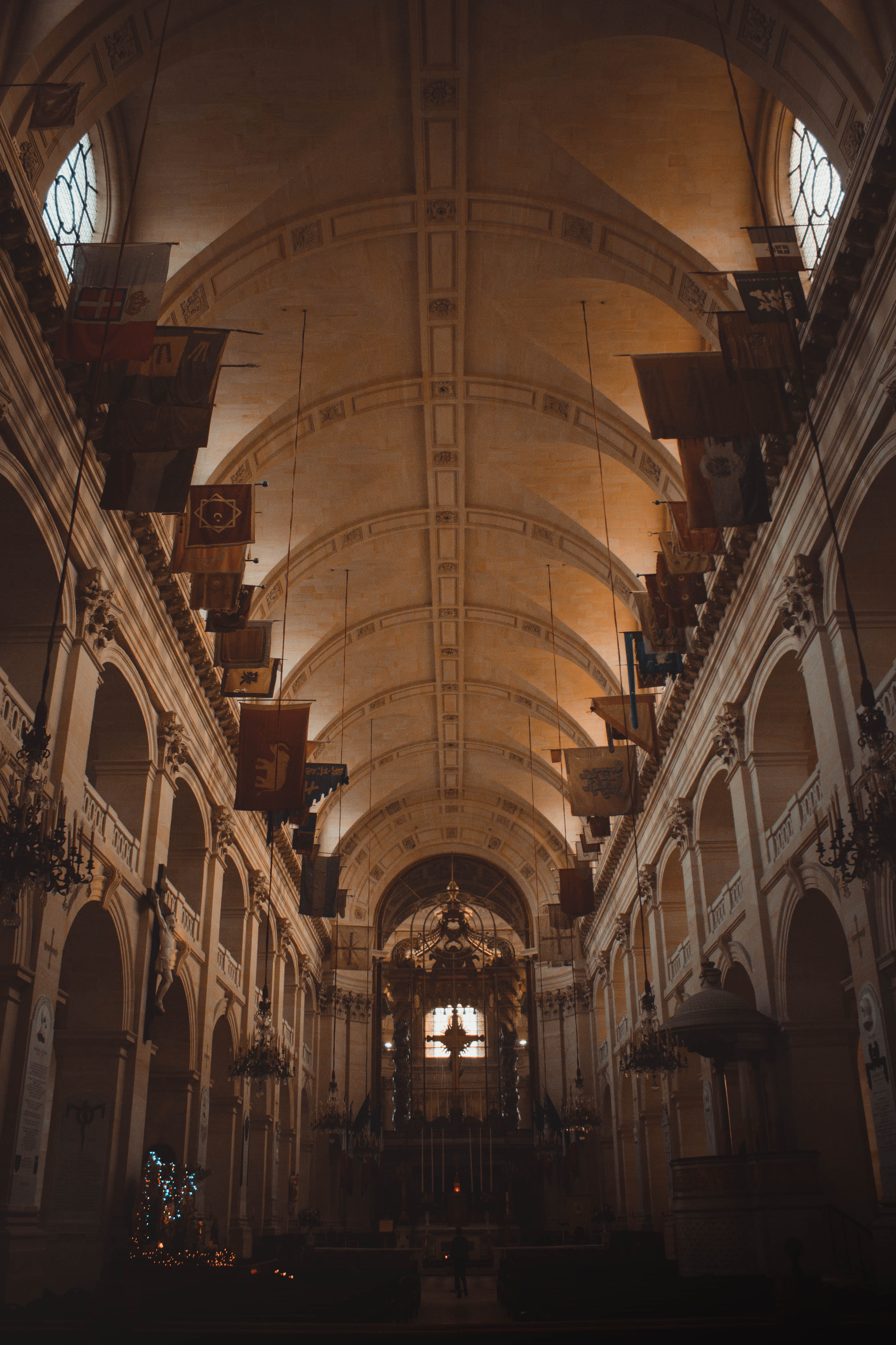 gray, france, architecture and art, arch, built structure, ceiling, human, the past, architecture, church, 4K, aisle, flooring, old, no people, Phone HD Wallpaper