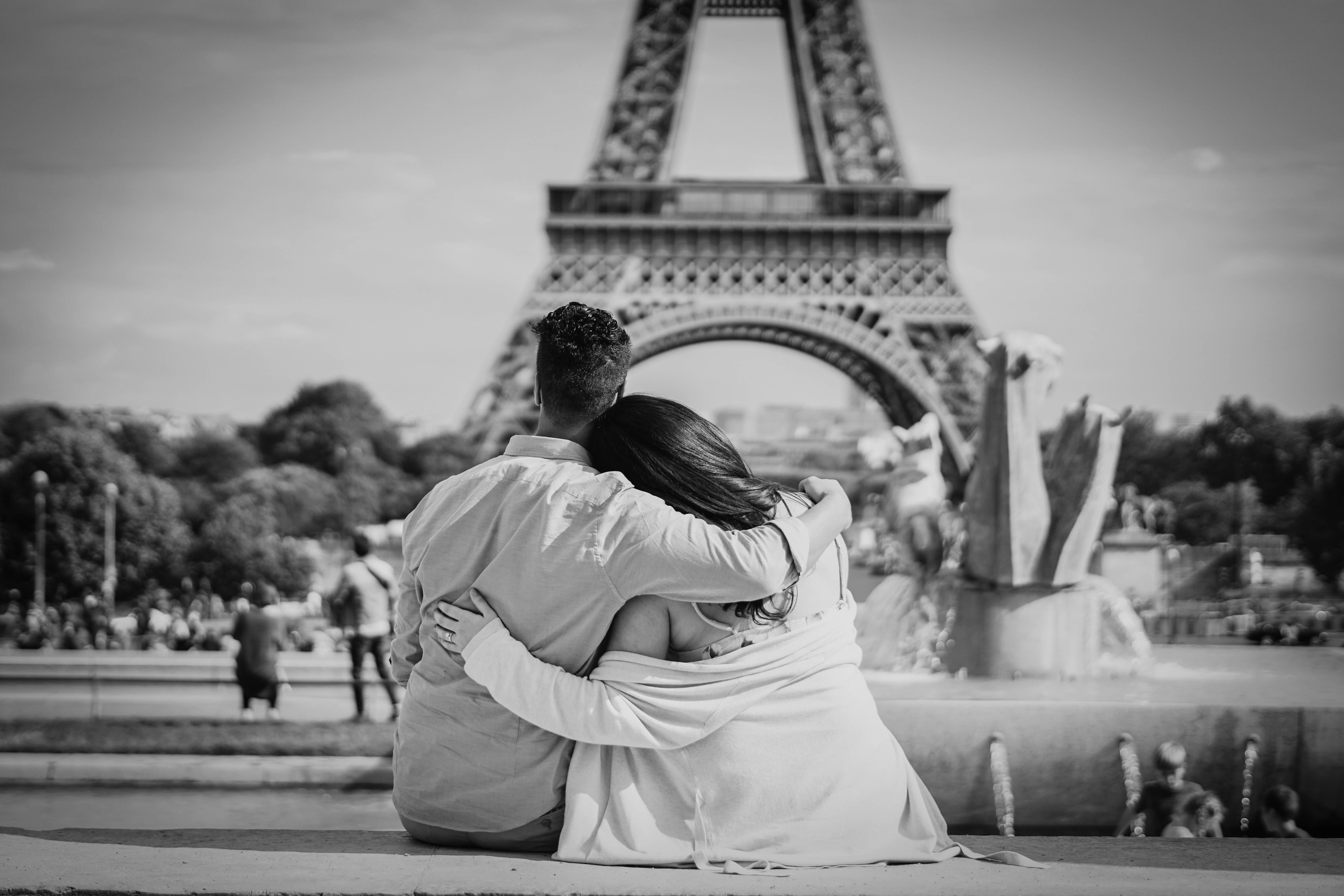 emotion, eiffel tower, women, couple - relationship, focus on foreground, 5K, france, paris, real people, love, architecture, incidental people, two people, HD Wallpaper