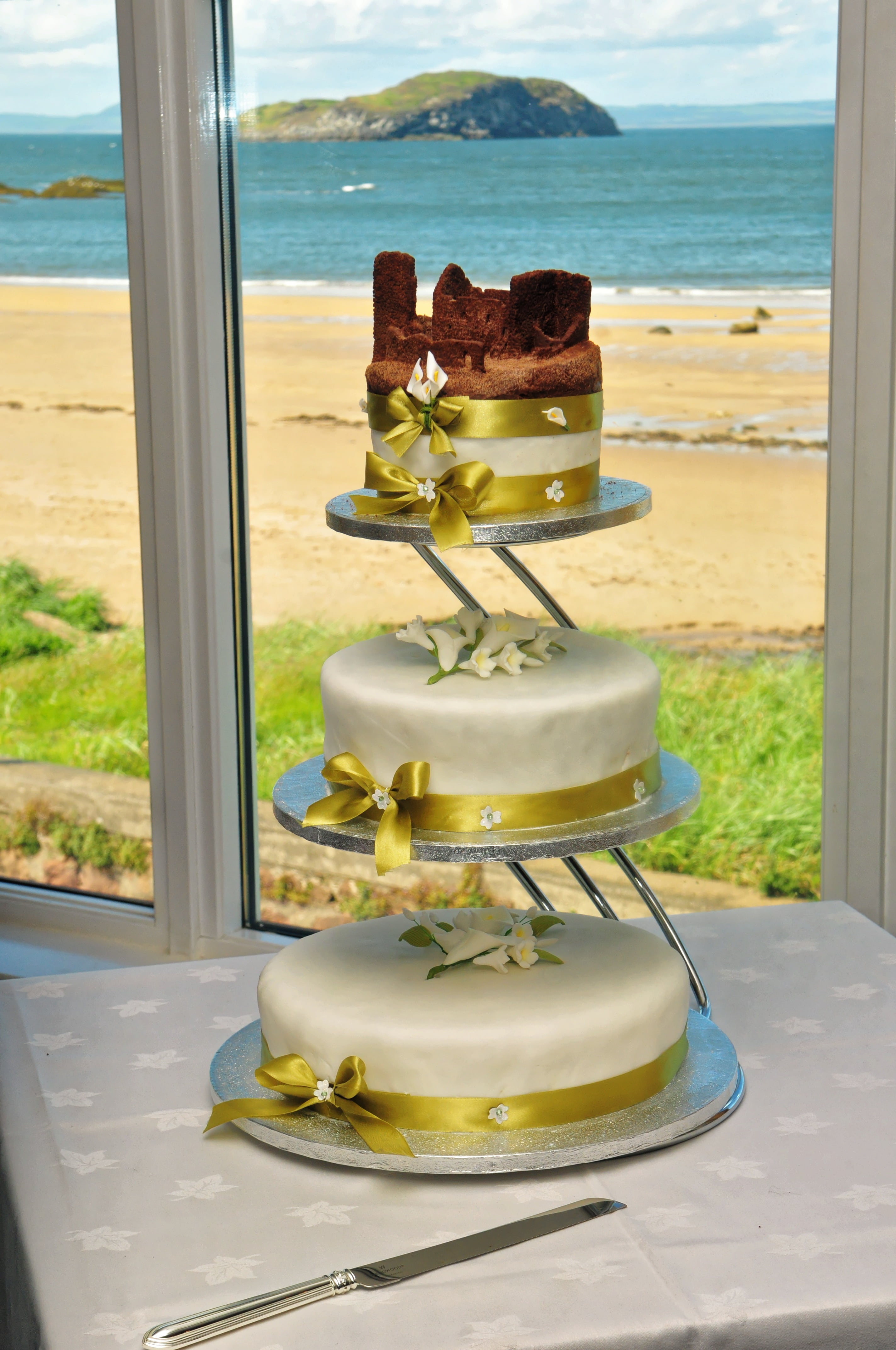 tiered, tier, 3 layer cake, nature, occasion, beauty in nature, water, layer, day, marrying, white, sand, land, tradition, no people, arrangement, beach, Phone HD Wallpaper