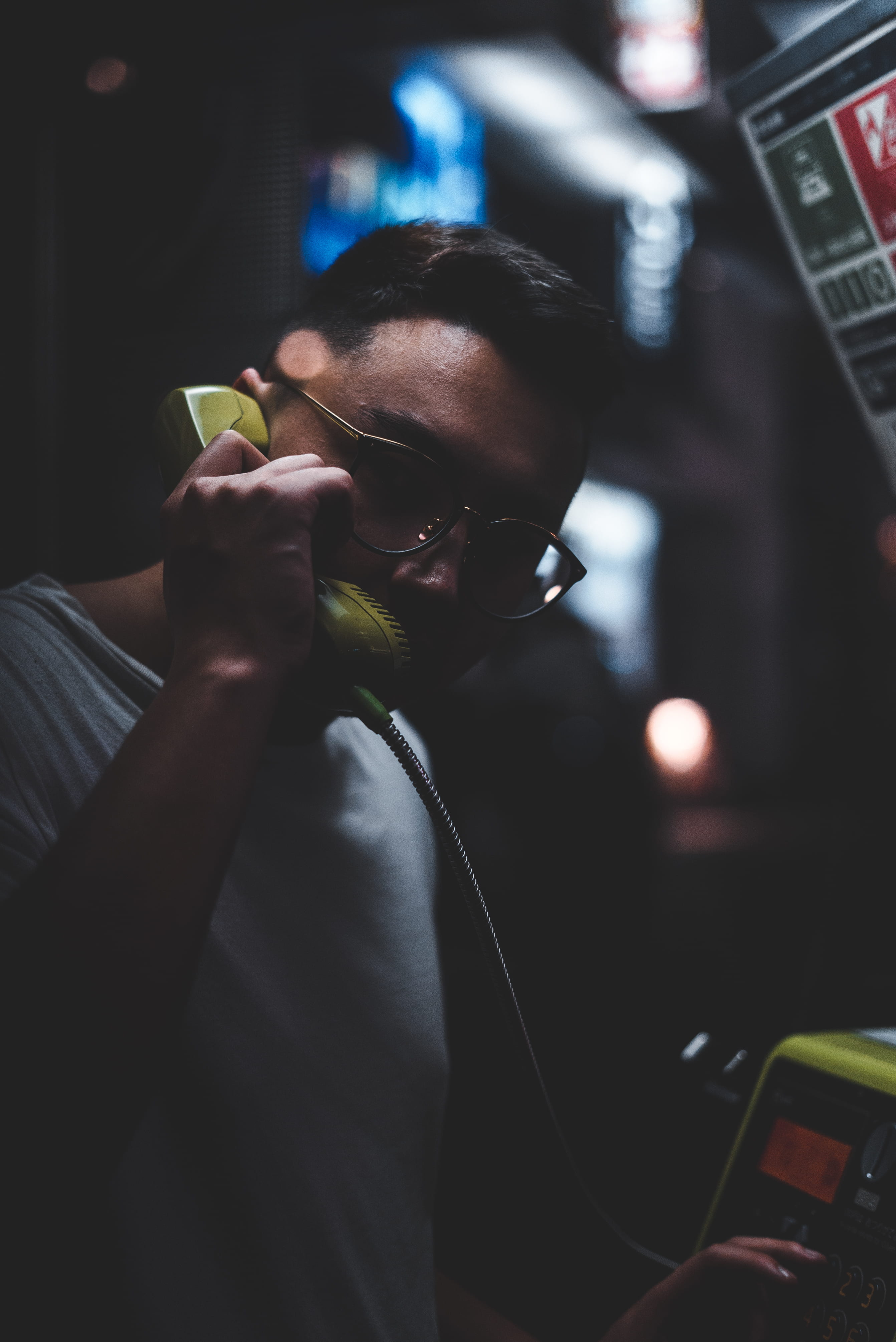 technology, steet, bokeh, real people, front view, wireless technology, shade, leisure activity, holding, moody, phone, communication, focus on foreground, Phone HD Wallpaper