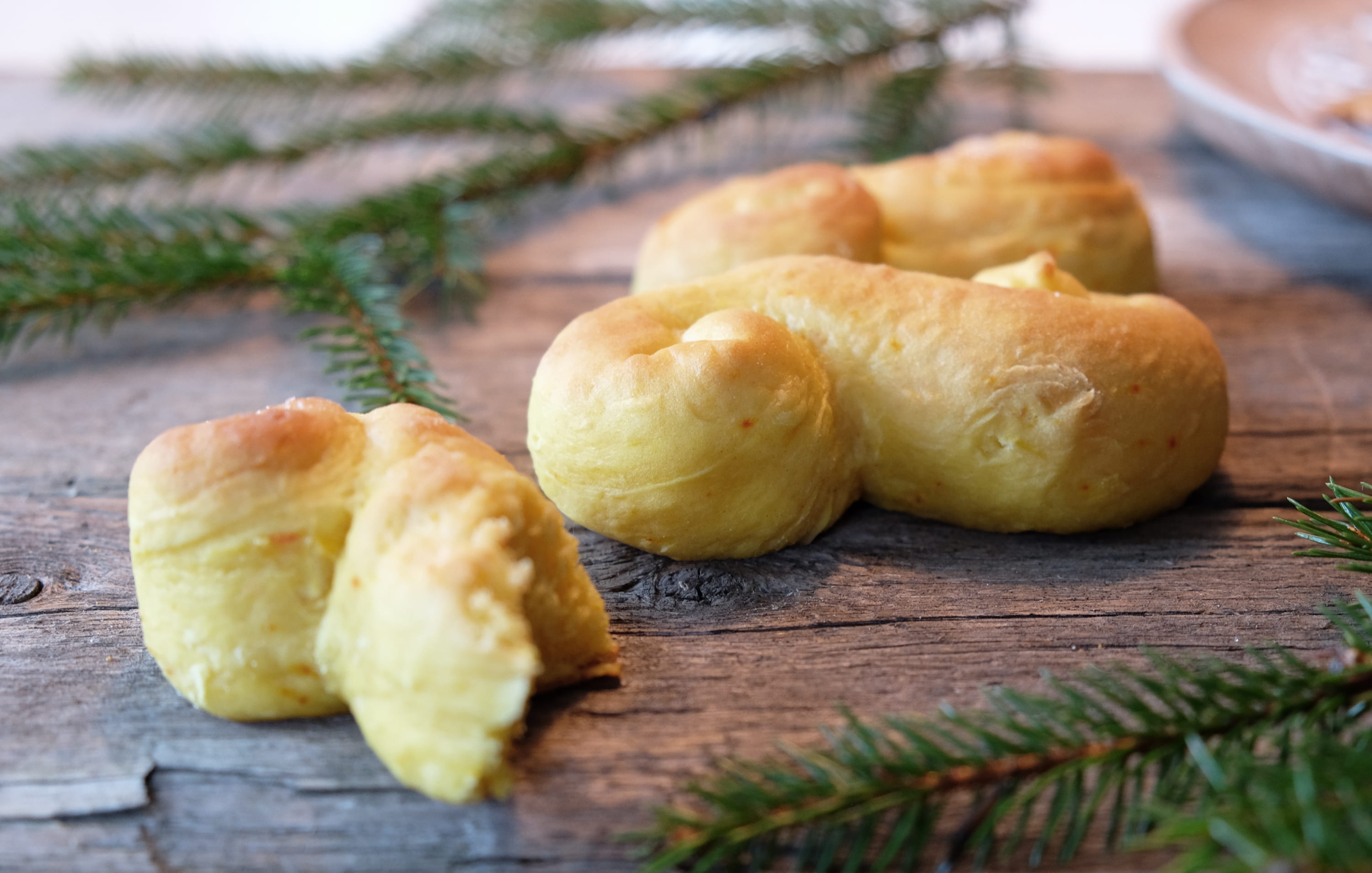 still life, food, saffron bun, plant, healthy eating, sweet, table, bread, lucia, buns, christmas, herb, tea time, scandinavia, no people, rustic, lussekatt, HD Wallpaper