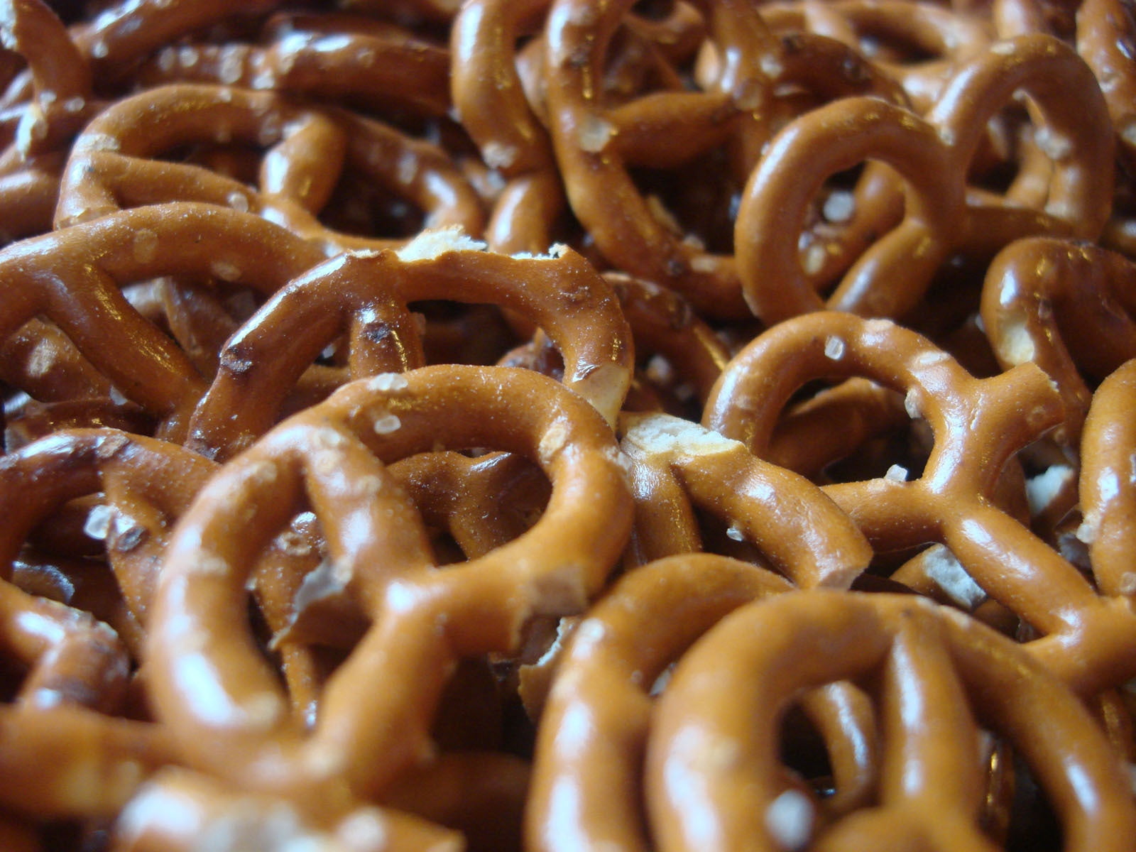 ready-to-eat, brown, pretzels, abundance, pretzel, food and drink, salted, food, freshness, wellbeing, full frame, close-up, drying, snack, still life, HD Wallpaper