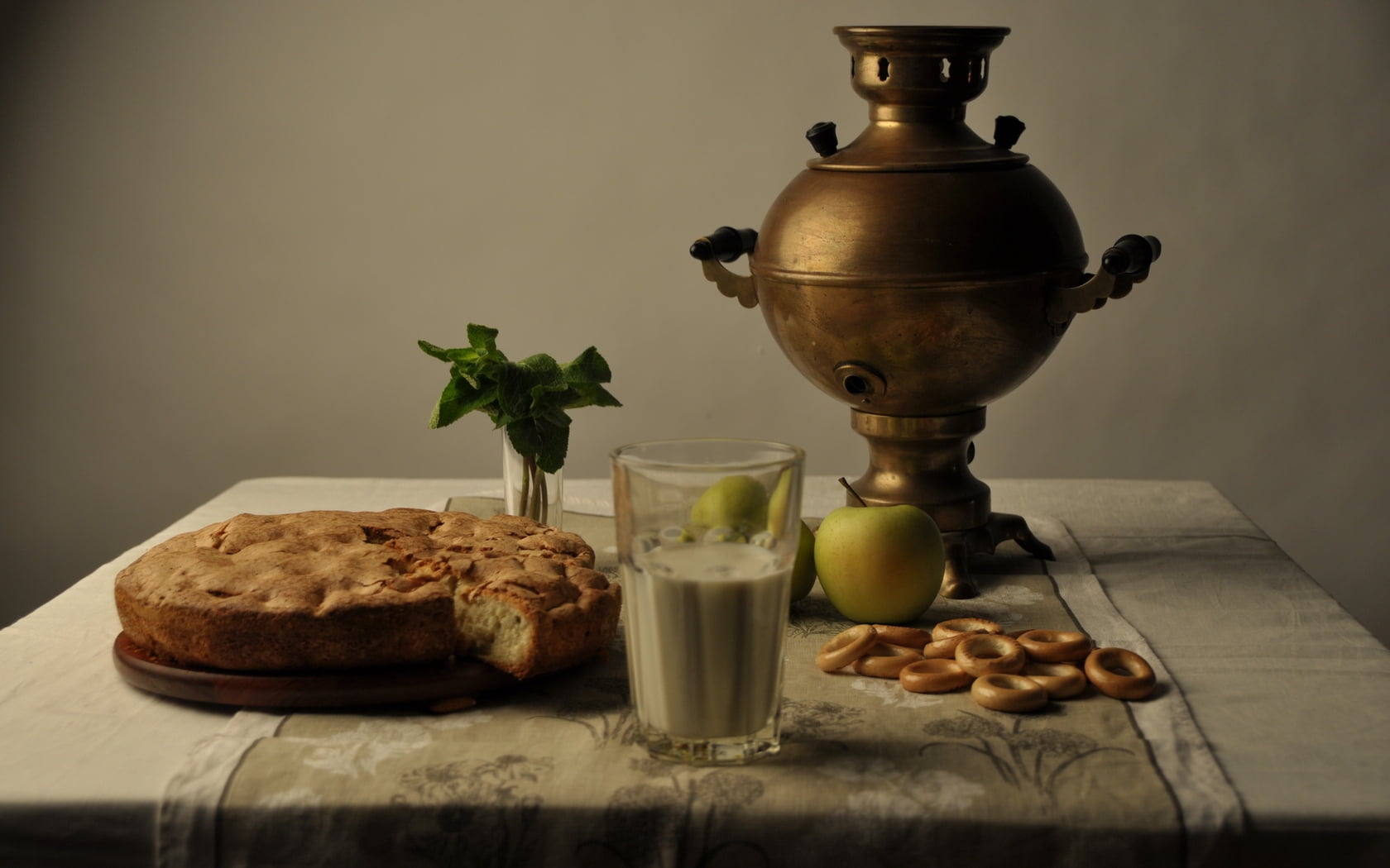 no people, pie, clear, gold, milk, container, wellbeing, refreshment, household equipment, samovar, baked, temptation, rock, mint leaf - culinary, drink, HD Wallpaper