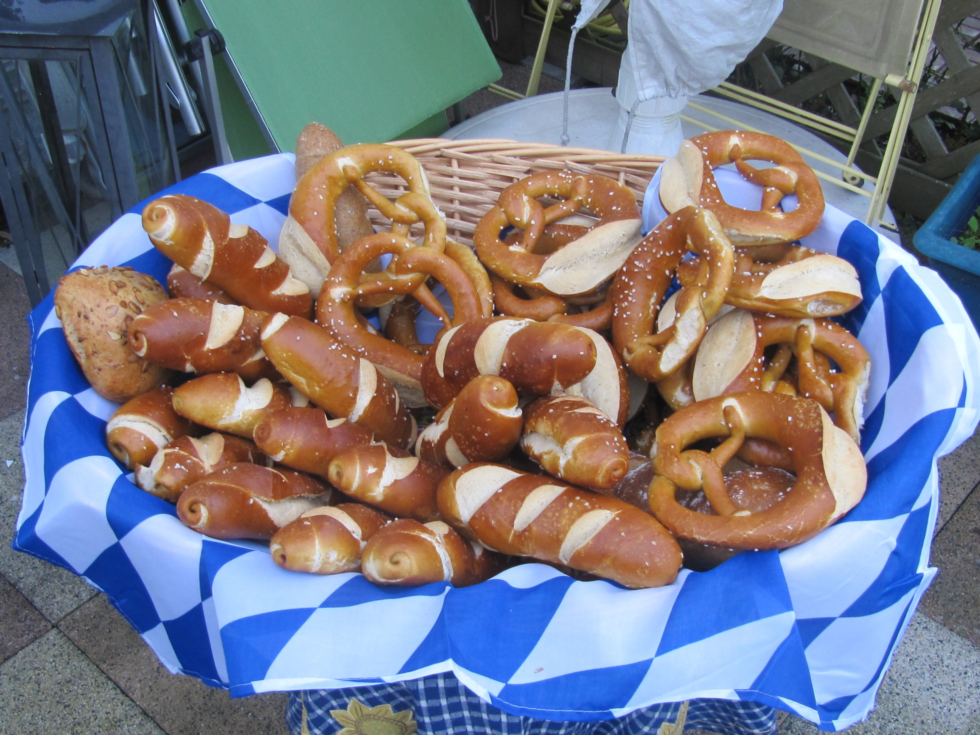 2K, plate, serving size, blue, baked goods, fritters, table, freshness, oktoberfest, ready-to-eat, fast food, bavarian, deco, meat, close-up, temptation, HD Wallpaper