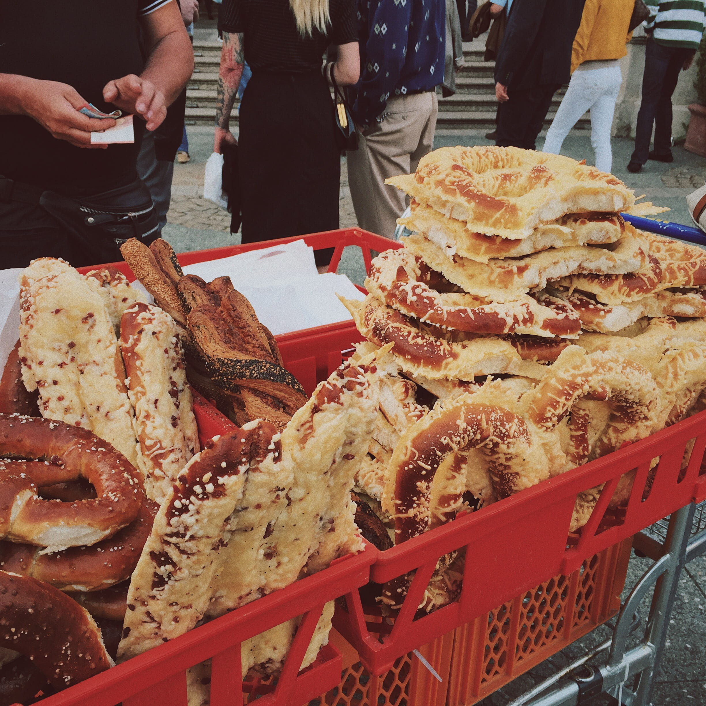snack, retail, market, incidental people, abundance, germany, freshness, food, group of people, business, frankfurt, real people, day, midsection, choice, Phone HD Wallpaper