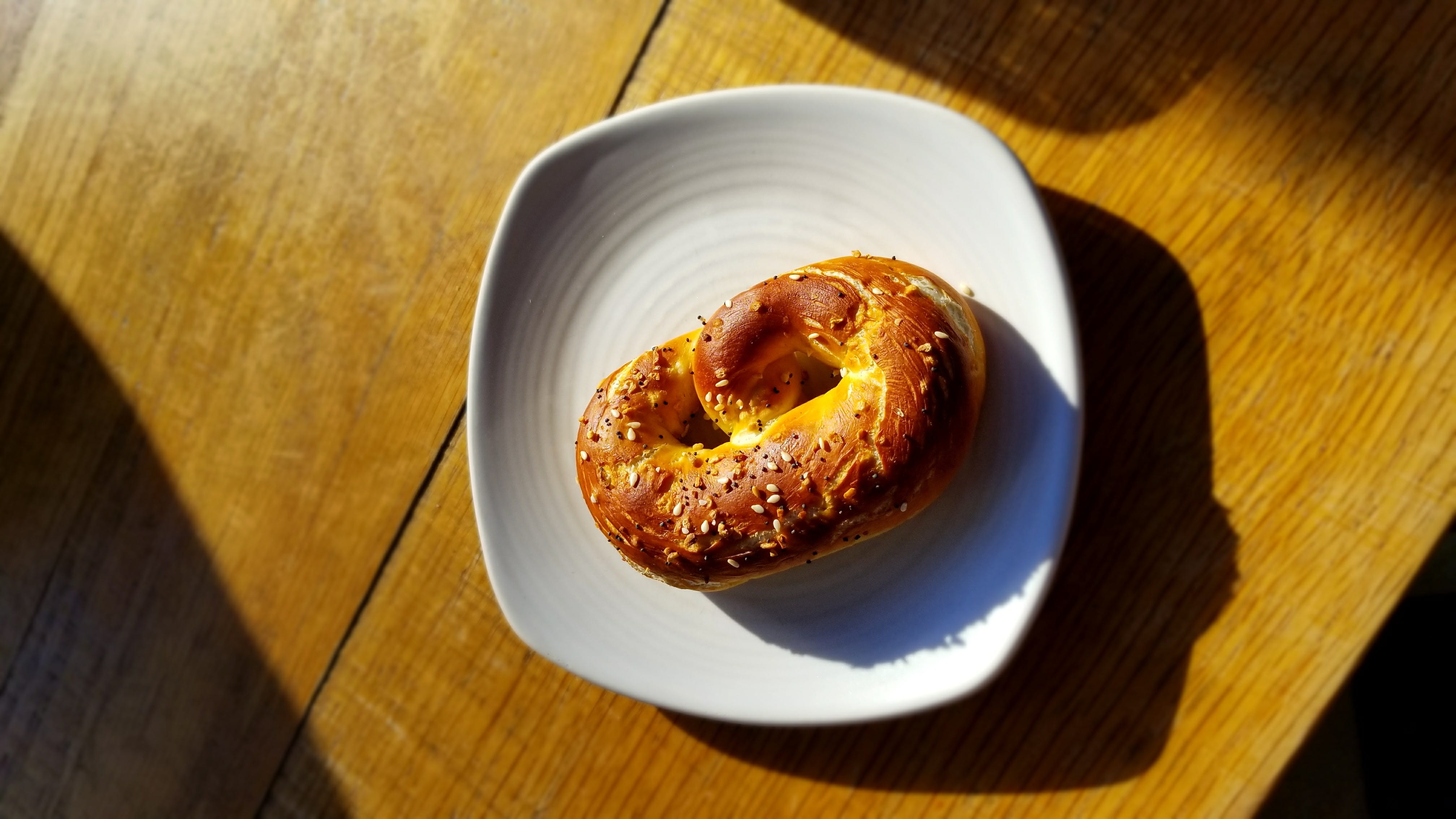 pretzel, united states, indulgence, food and drink, sunlight, shadow, wood - material, unhealthy eating, temptation, high angle view, no people, plate, HD Wallpaper