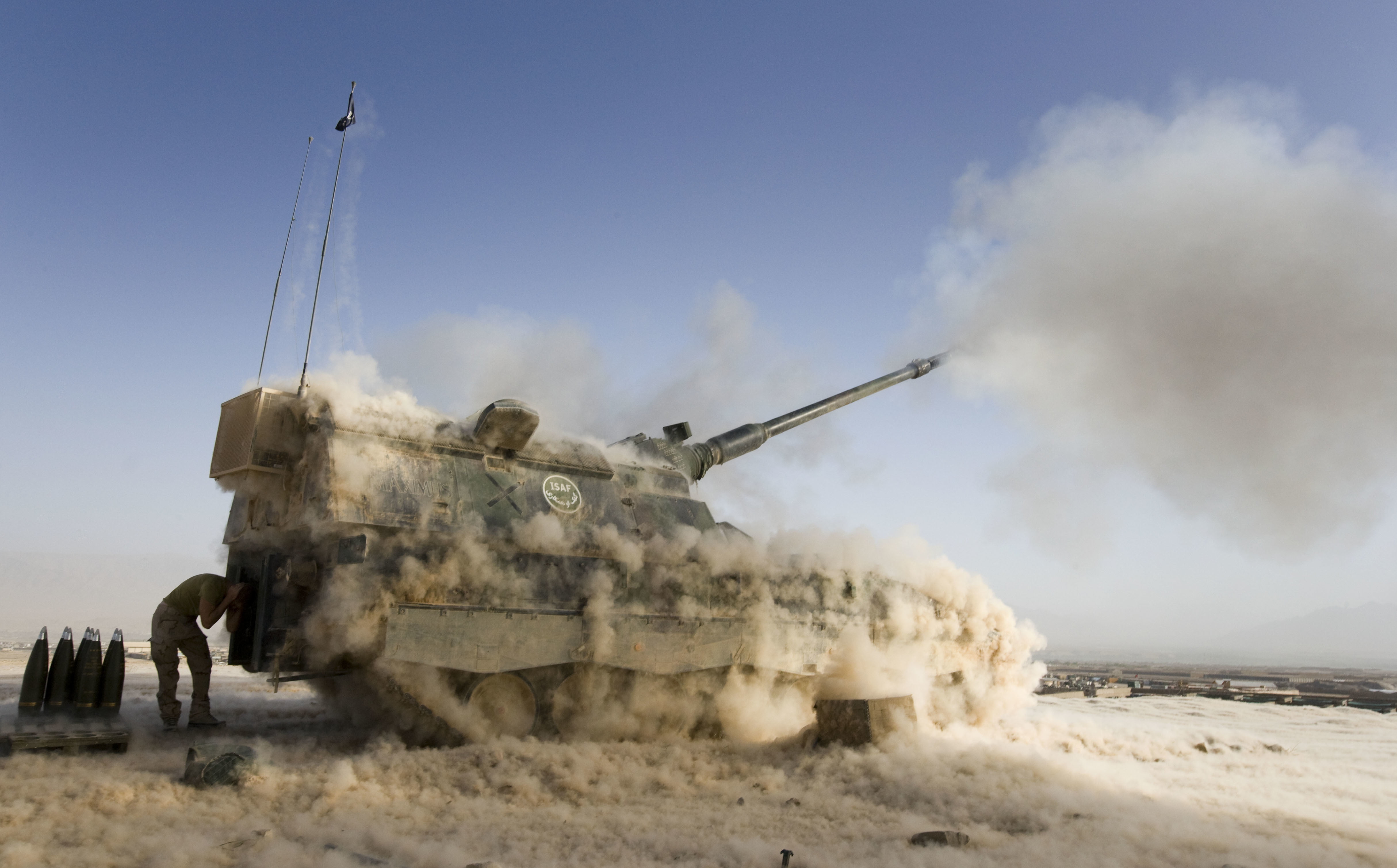 land, smoke - physical structure, weapons, 4K, motion, sky, tank, war, government, armed forces, transportation, day, nature, mode of transportation, howitzer, HD Wallpaper
