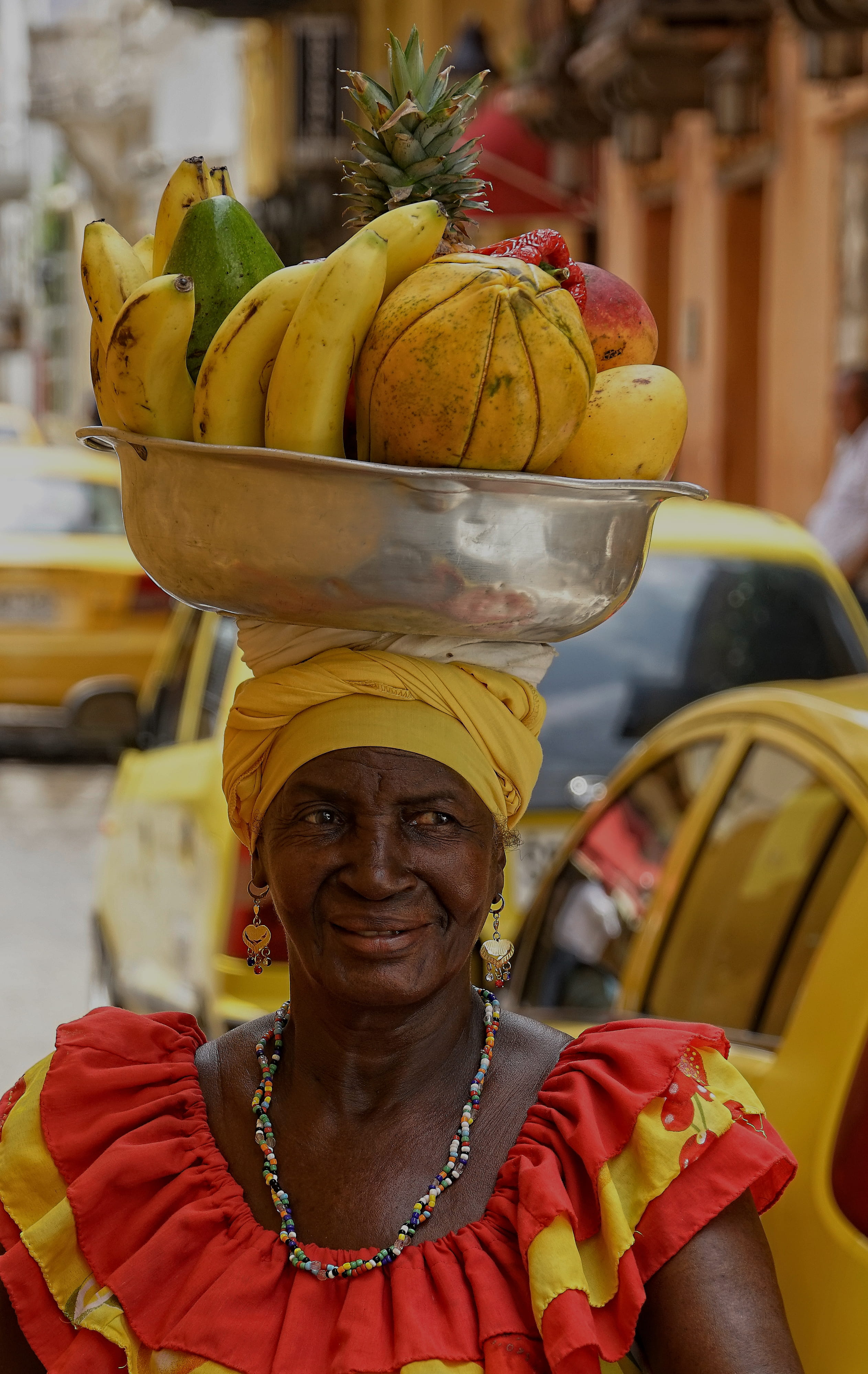 focus on foreground, food and drink, fruit, incidental people, food, urban, colombia, real people, fruits, retail, outdoors, city, woman, one person, looking at camera, Phone HD Wallpaper