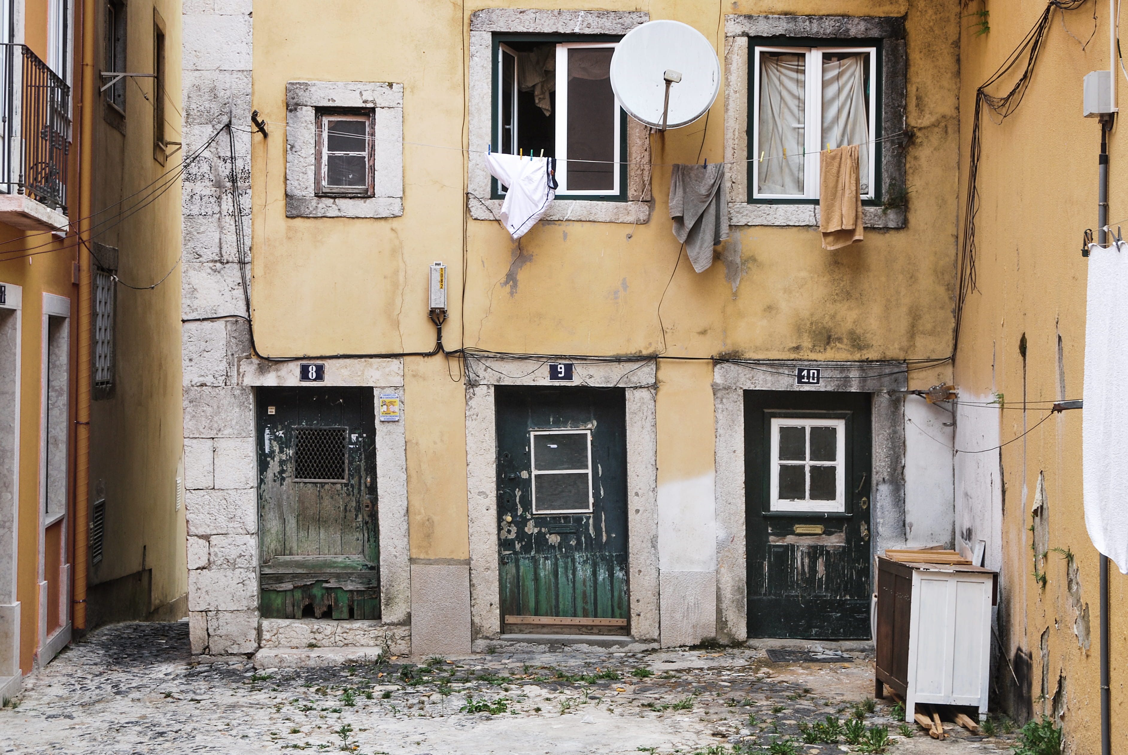 old house, narrow, city, urban, building exterior, beside, dilapidated, parabolic, deterioration, dirty, no people, run-down, entrance, outdoors, residential district, HD Wallpaper