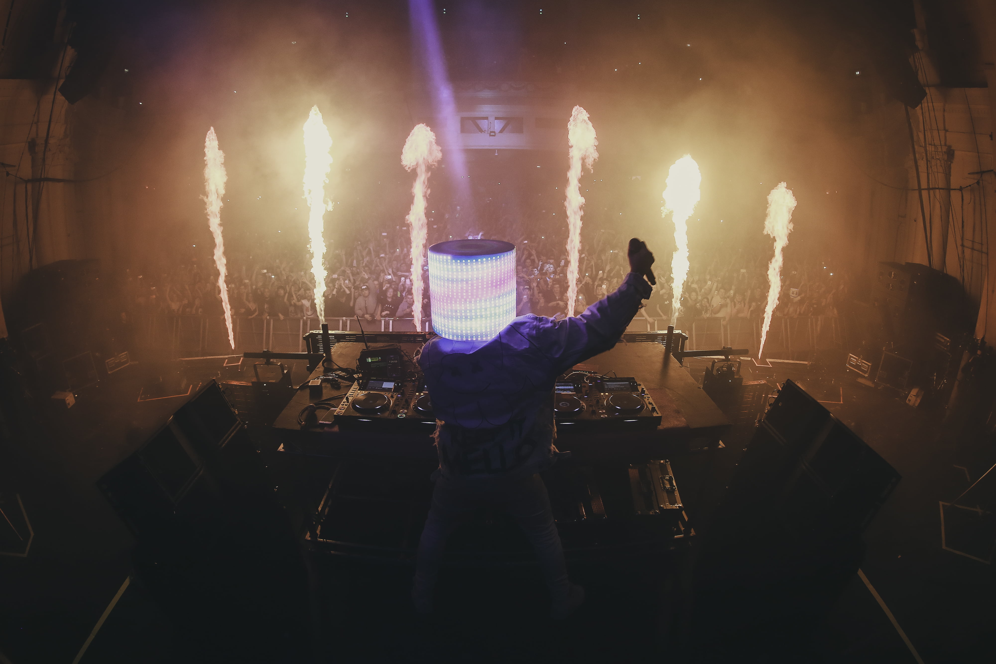 smoke - physical structure, lifestyles, motion, real people, occupation, 4k, arts culture and entertainment, skill, men, music, 4K, dj, event, arms raised, HD Wallpaper