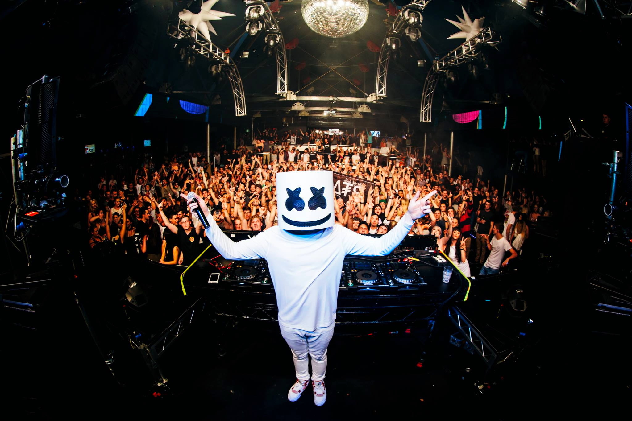 marshmello, arts culture and entertainment, nightlife, large group of people, standing, group of people, human arm, enjoyment, stage, positive emotion, HD Wallpaper