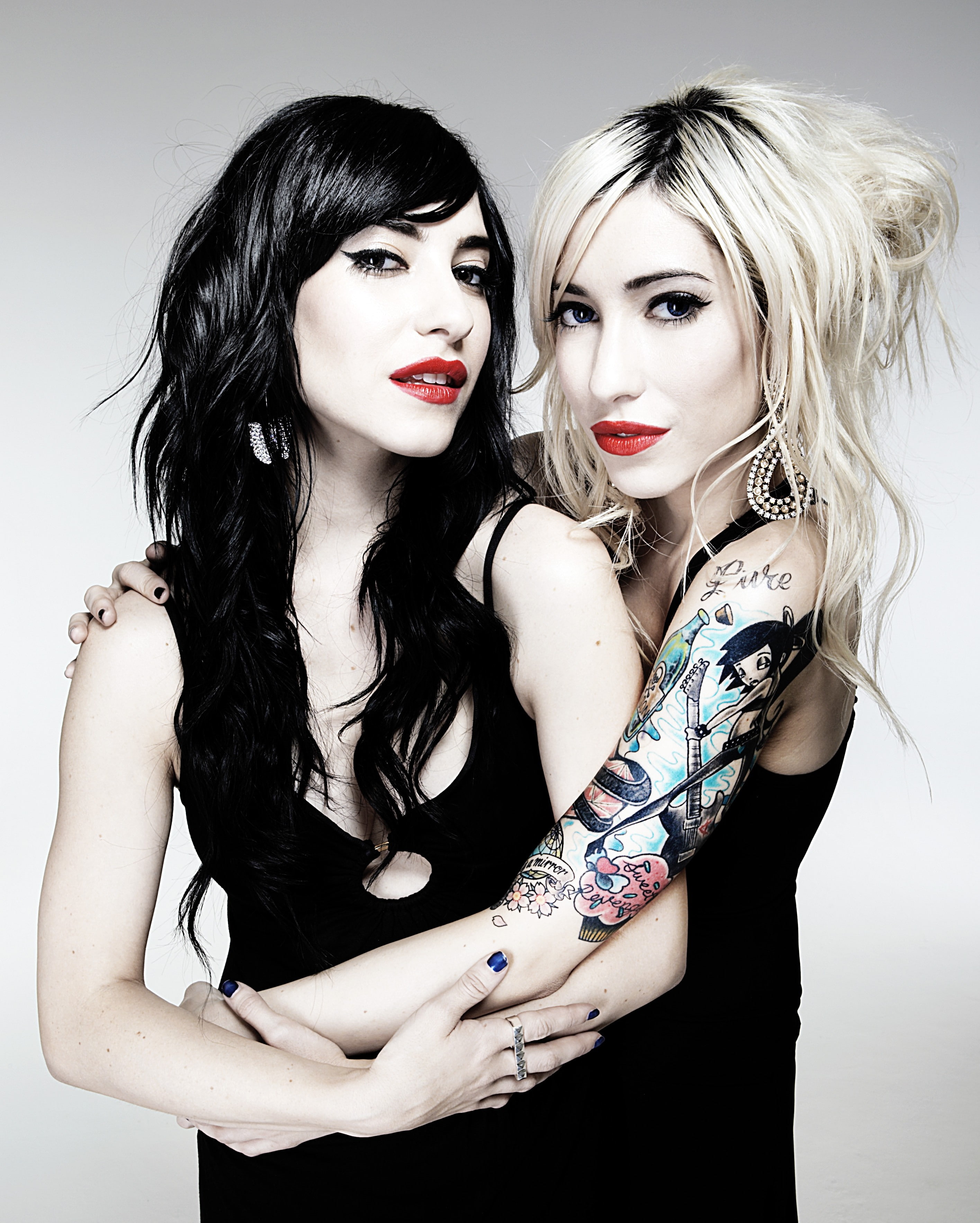 hair, Lisa Marie Origliasso, beautiful people, indoors, pop music, The Veronicas, 2K, glamour, women, adult, studio shot, luxury, beautiful woman, portrait, Phone HD Wallpaper
