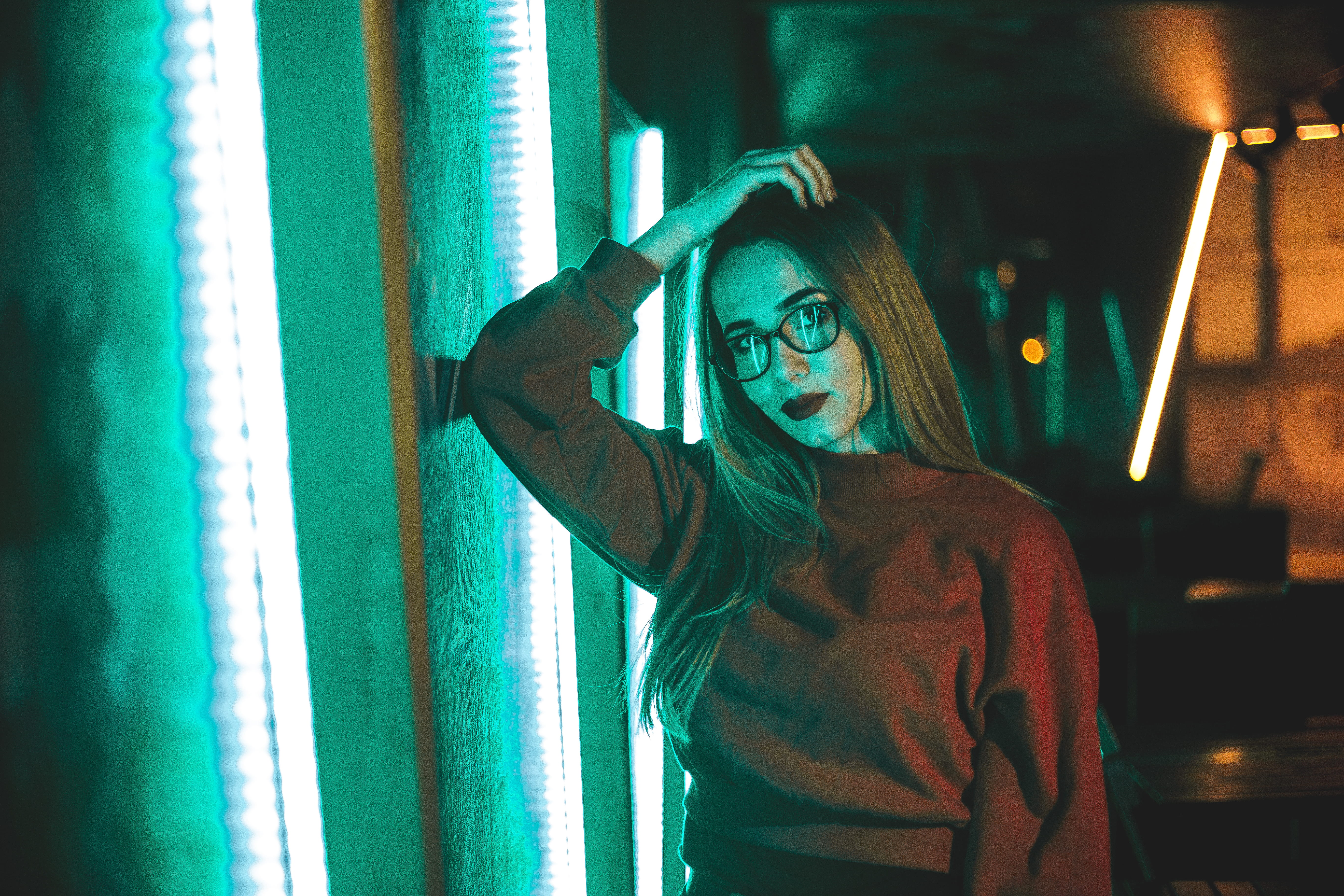 light, woman, 5K, night life, long sleeve, wall, young adult, front view, human, leaning, clothing, indoors, hand, looking at camera, display, holding, HD Wallpaper
