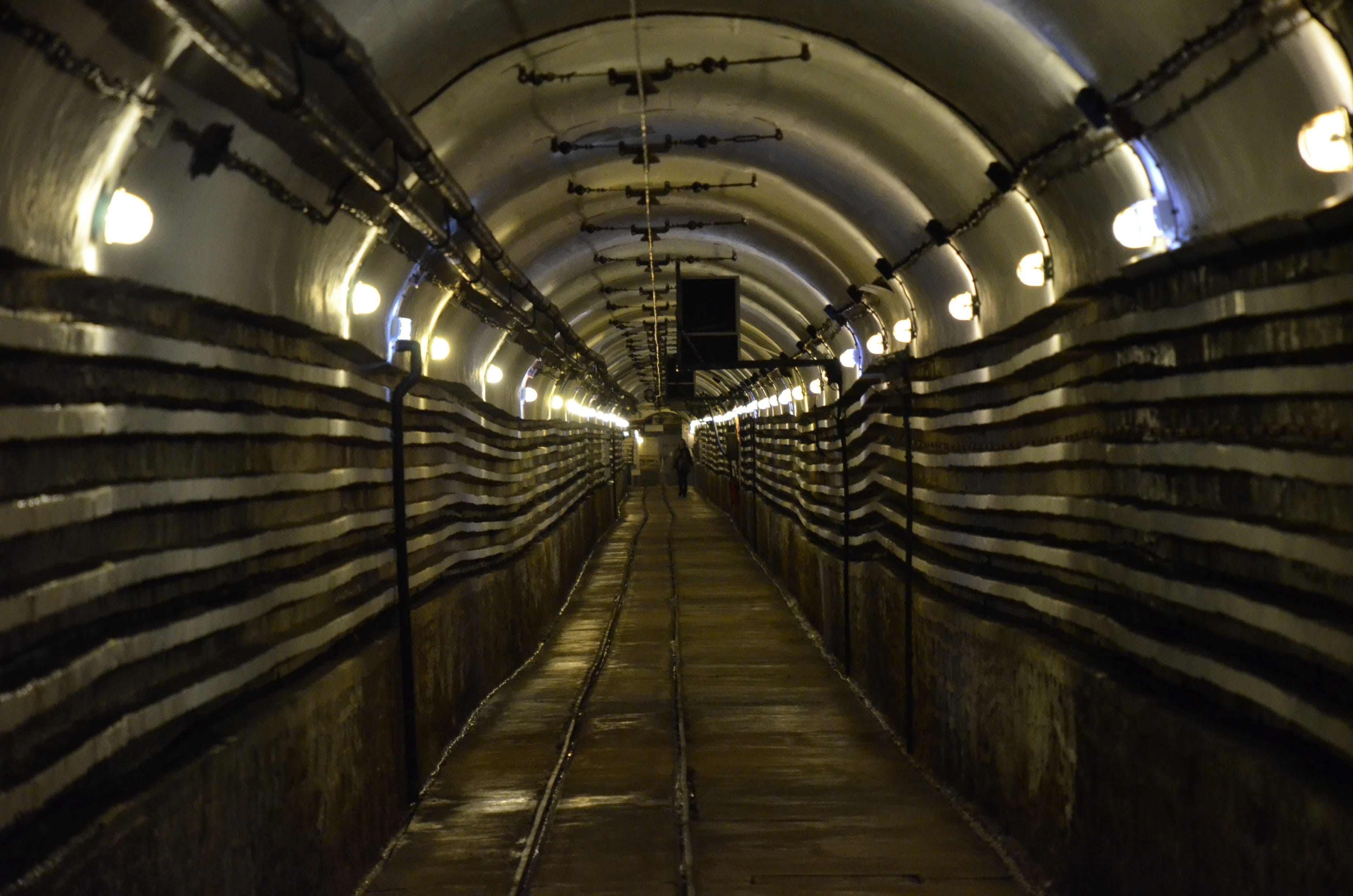 underground walkway, architecture, built structure, day, 2K, ceiling, indoors, cellar, the way forward, Gang, diminishing perspective, in a row, light, HD Wallpaper
