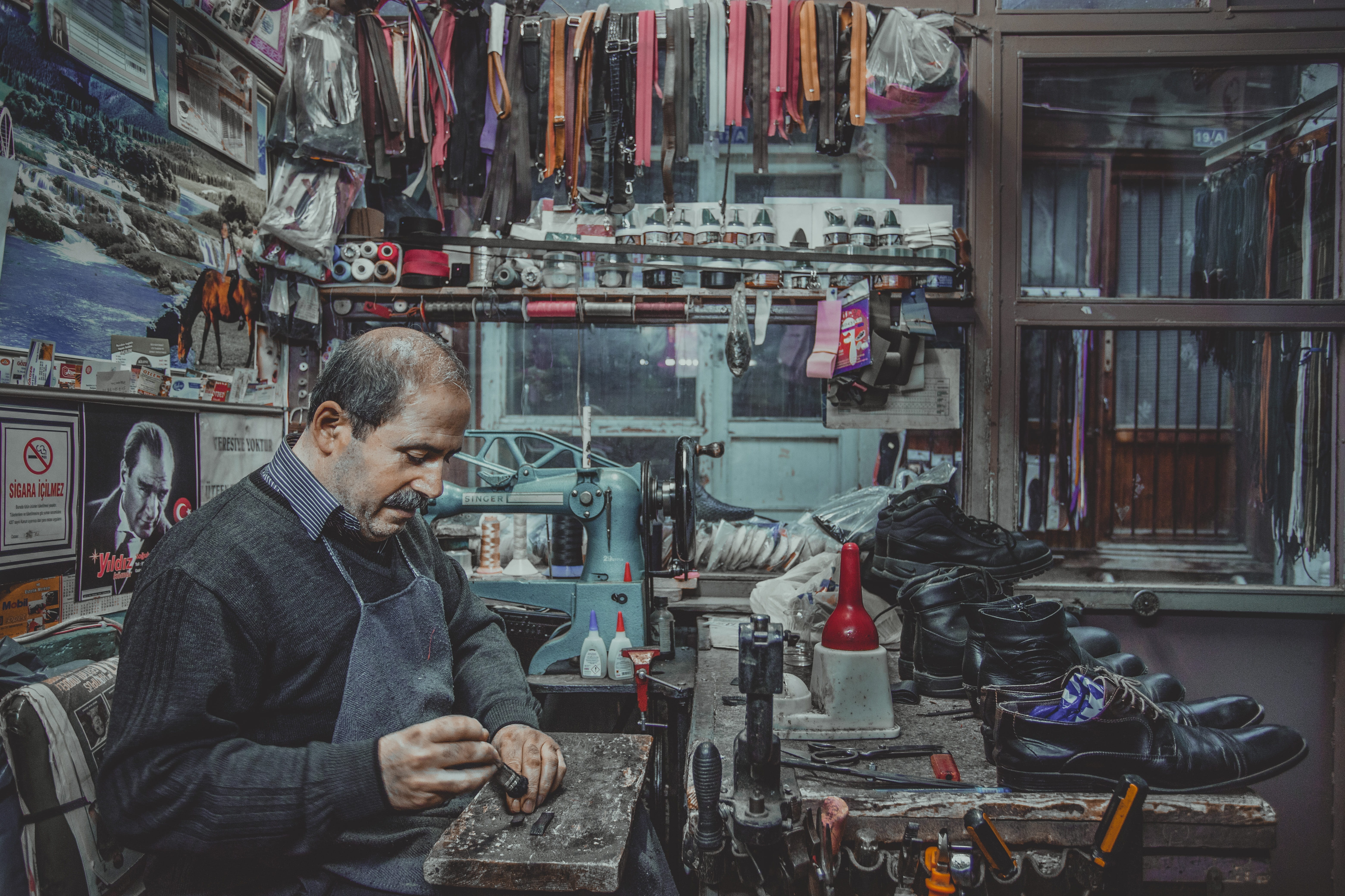 standing, workshop, culture, 5K, craft, indoors, business, casual clothing, lifestyles, art, shopping, occupation, dress shoes, real people, young adult, HD Wallpaper