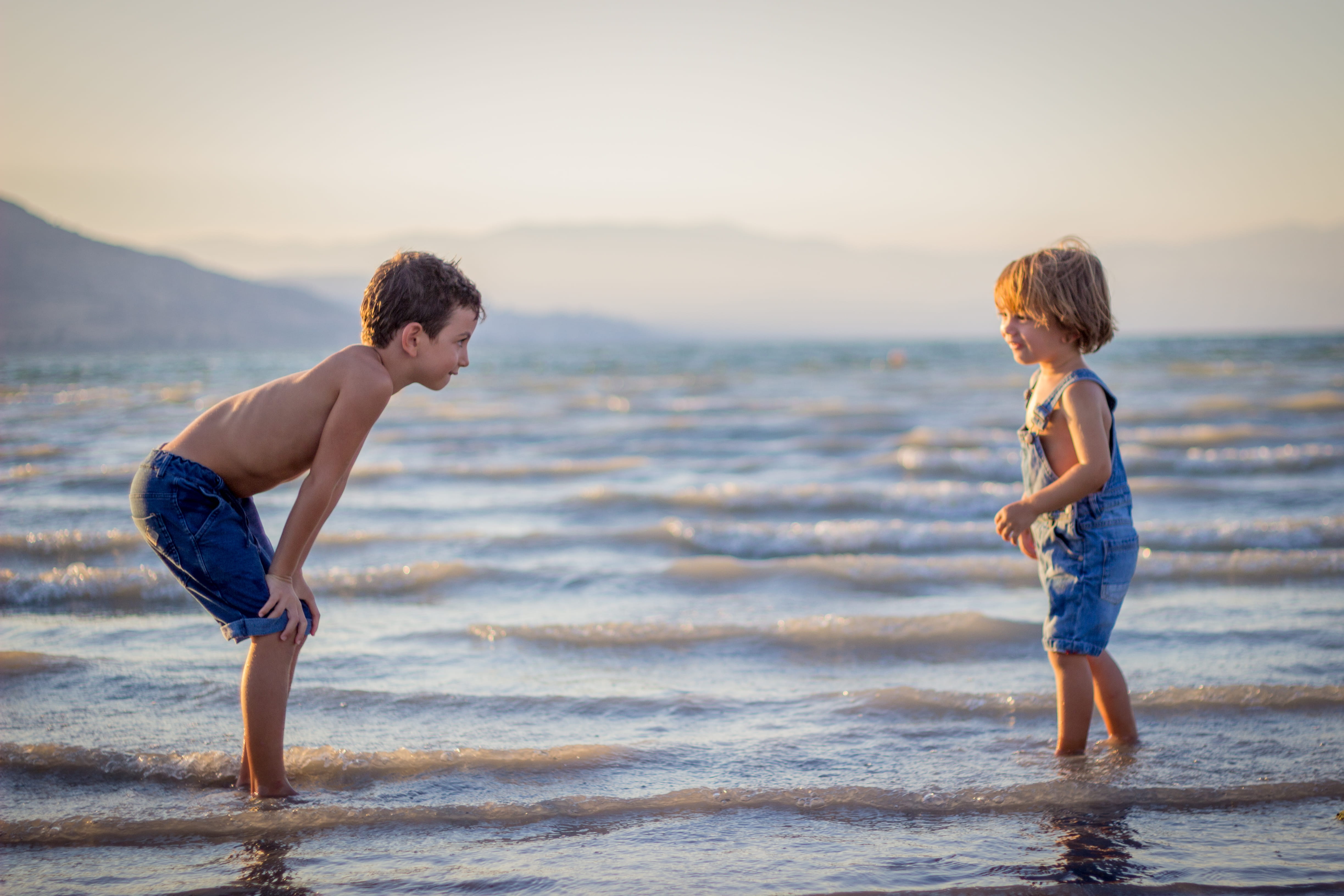 vacations, little boy, brother, childhood, water, watching, men, vacation, child, 4K, emotion, two people, beach, friendship, ocean, holiday, eye, offspring, HD Wallpaper