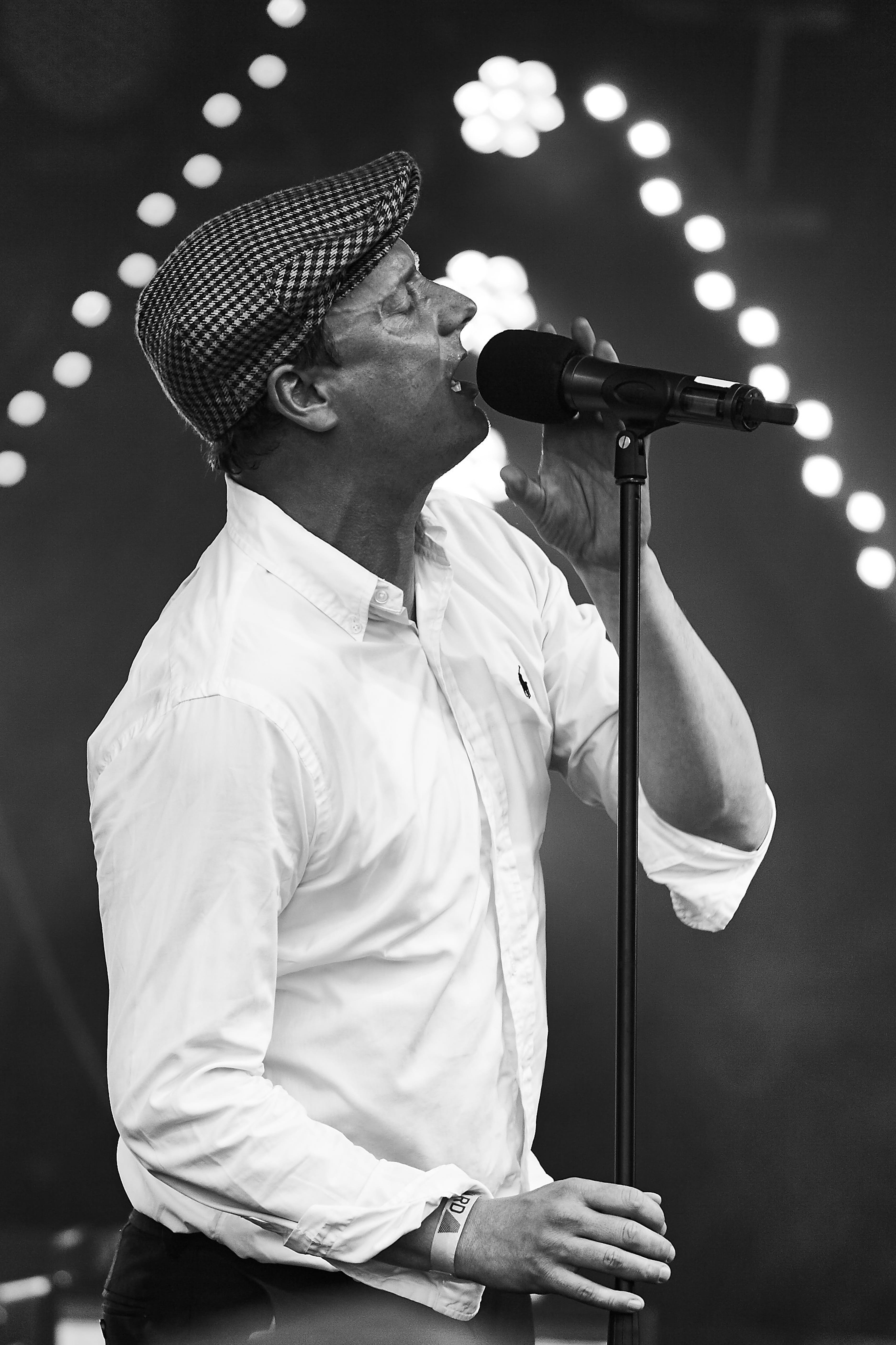 holding, stage, skill, clothing, Musician, real people, mature men, focus on foreground, sänger, music, 5K, Black White, lifestyles, band, men, Schwarz Weiss, Phone HD Wallpaper