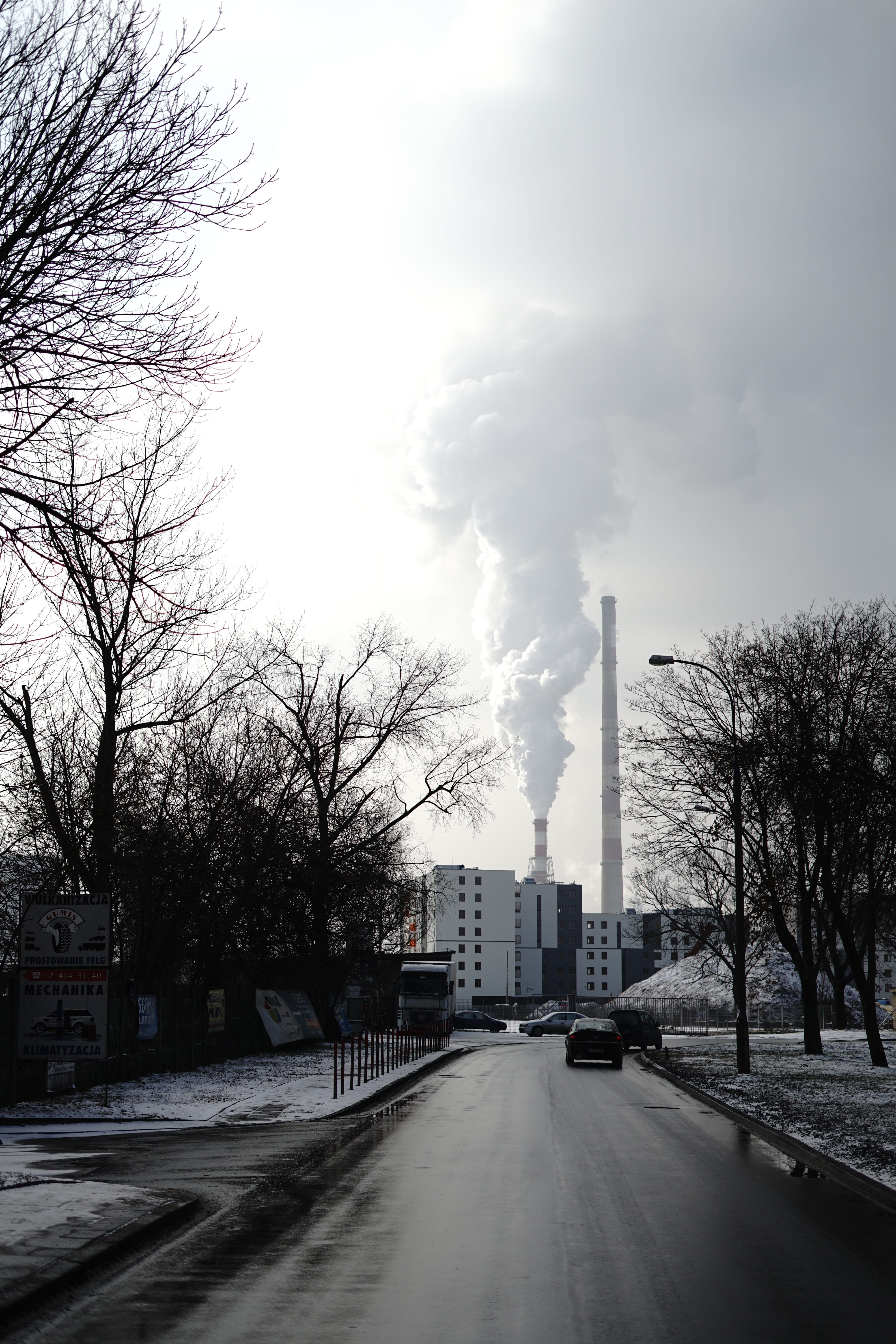 czarny i biały, smog, smokestack, ecology, chimney, bare tree, january, natura, air pollution, atmospheric, industrial, transportation, sztuka, panoramiczny, Phone HD Wallpaper