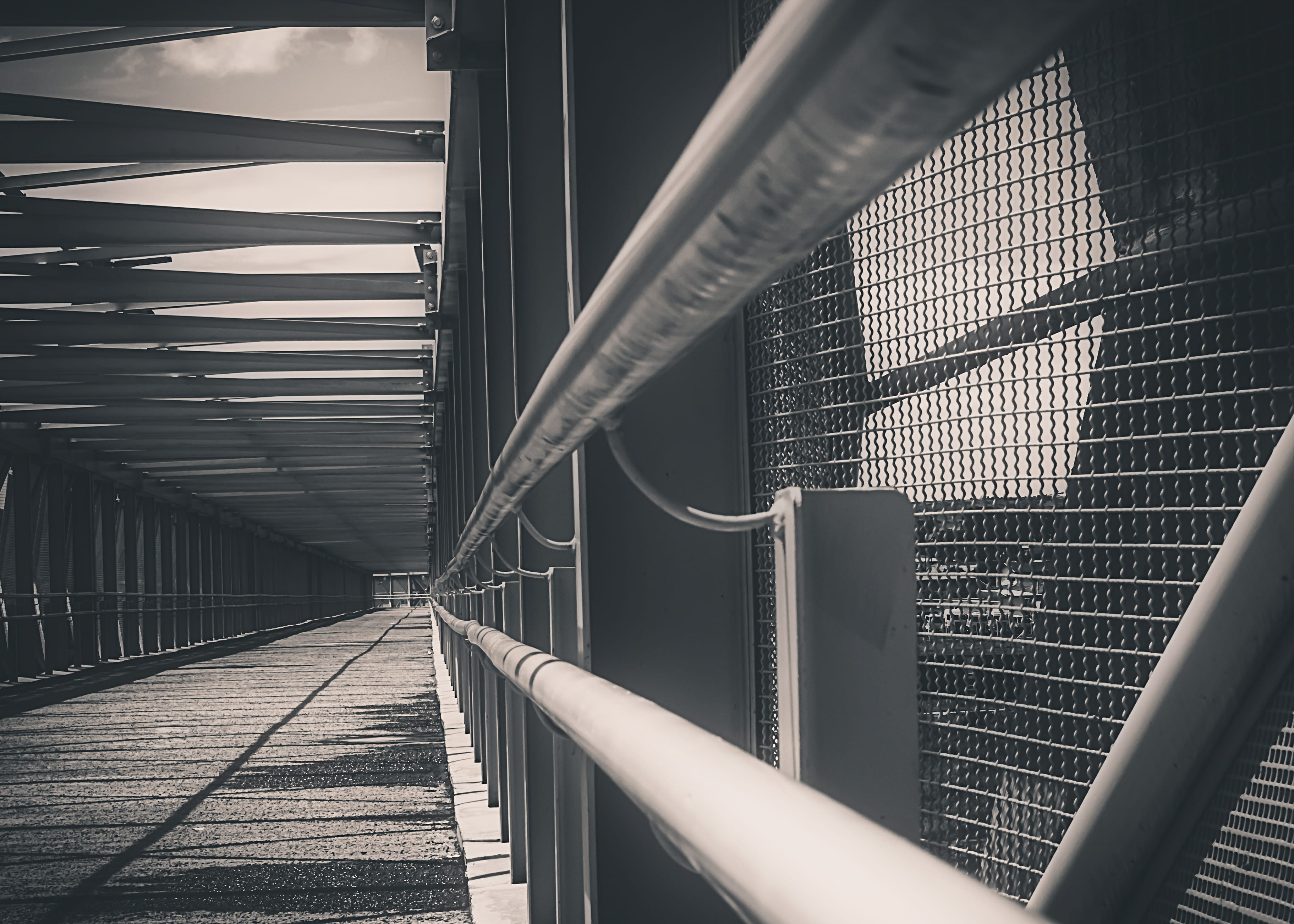 indoors, ribeirão preto, building, sunlight, brazil, safety, the way forward, barrier, built structure, day, pattern, railing, connection, perspective, HD Wallpaper