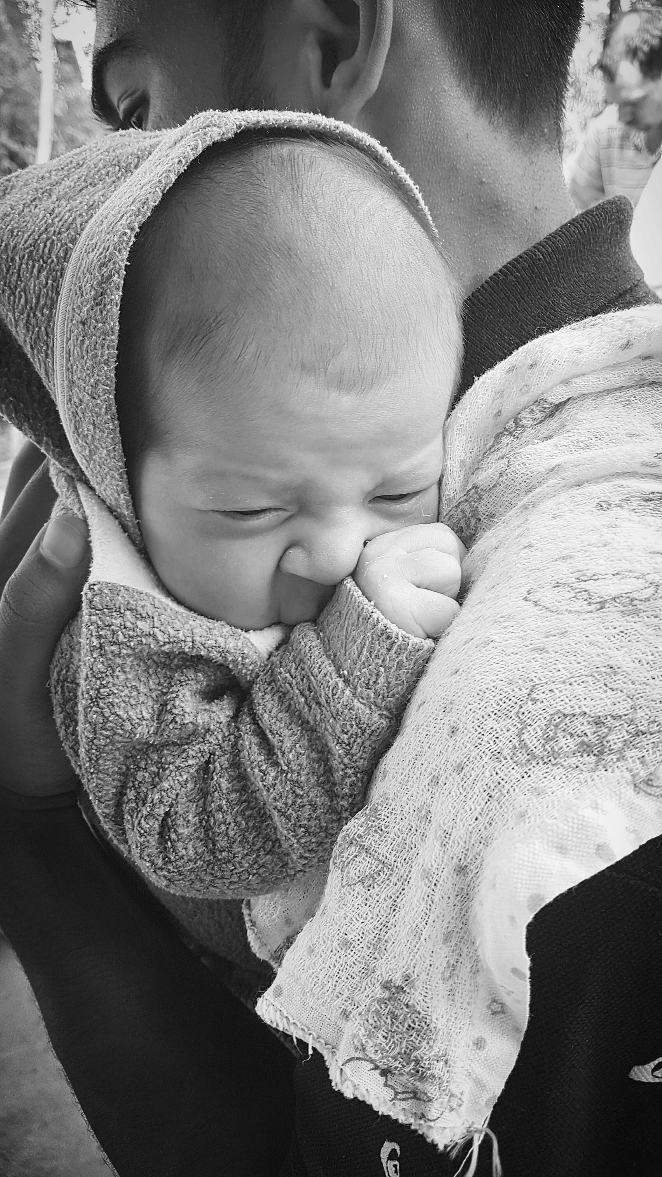 love, menino, cute, positive emotion, childhood, people, innocence, natureza, criança, family with one child, olhar, bonding, preto e branco, portrait, Phone HD Wallpaper