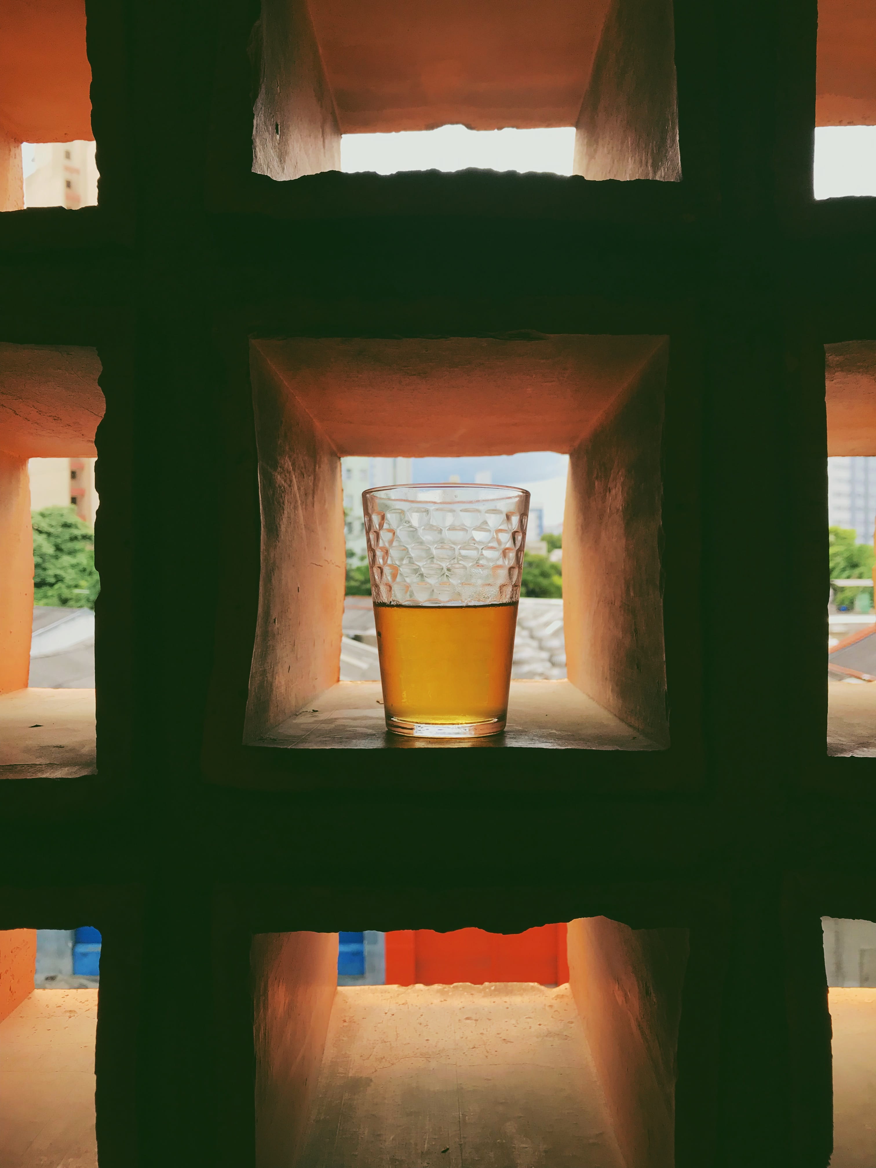 alcohol, table, clay, nature, liquor, orange color, wood - material, glass - material, 4K, household equipment, beer, still life, juice, food, barro preto, Phone HD Wallpaper