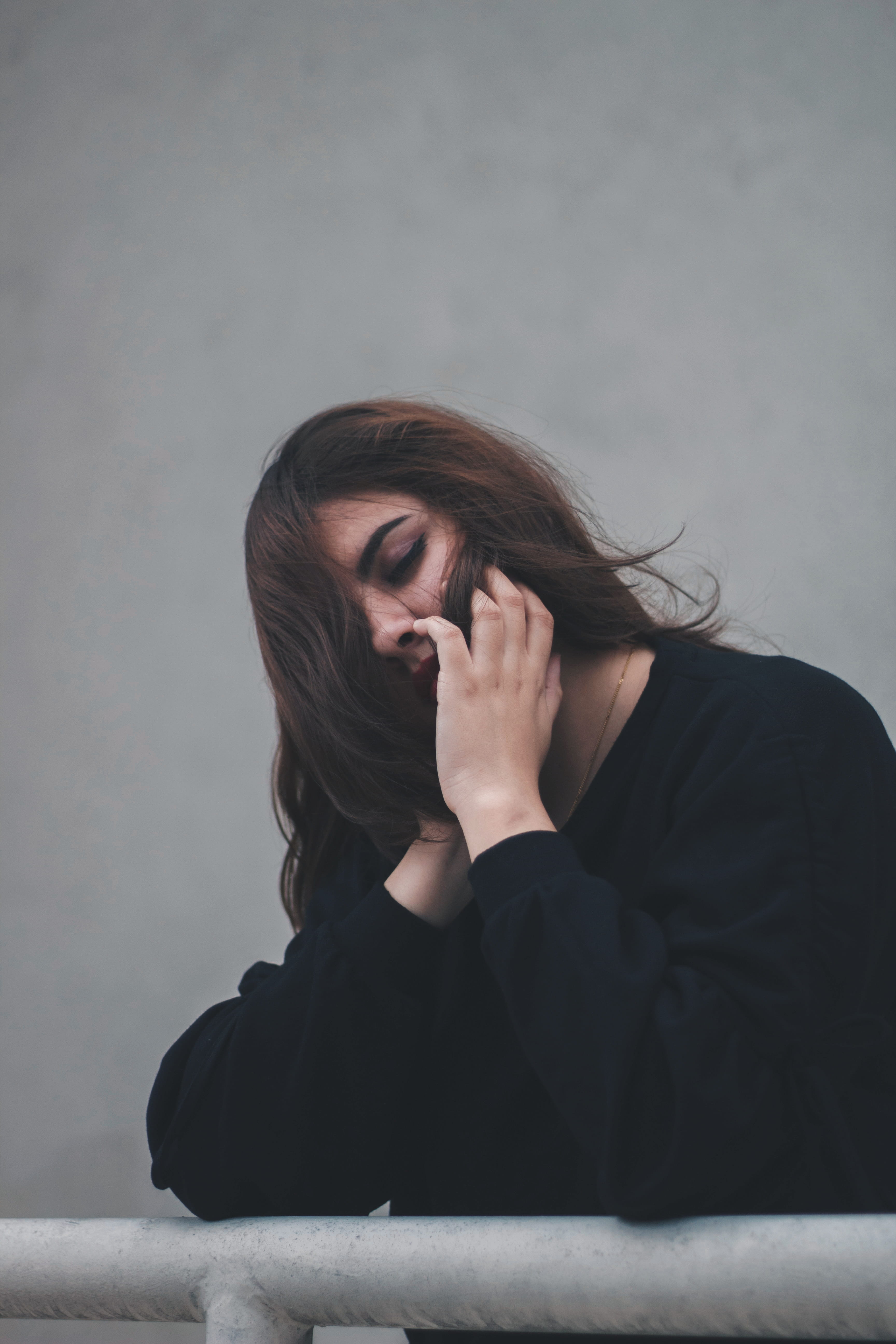cuerpo, long, metal, emotion, railing, maquillaje, young women, ojo, lifestyles, wall - building feature, young adult, black, piel, indoors, hair, one person, Phone HD Wallpaper