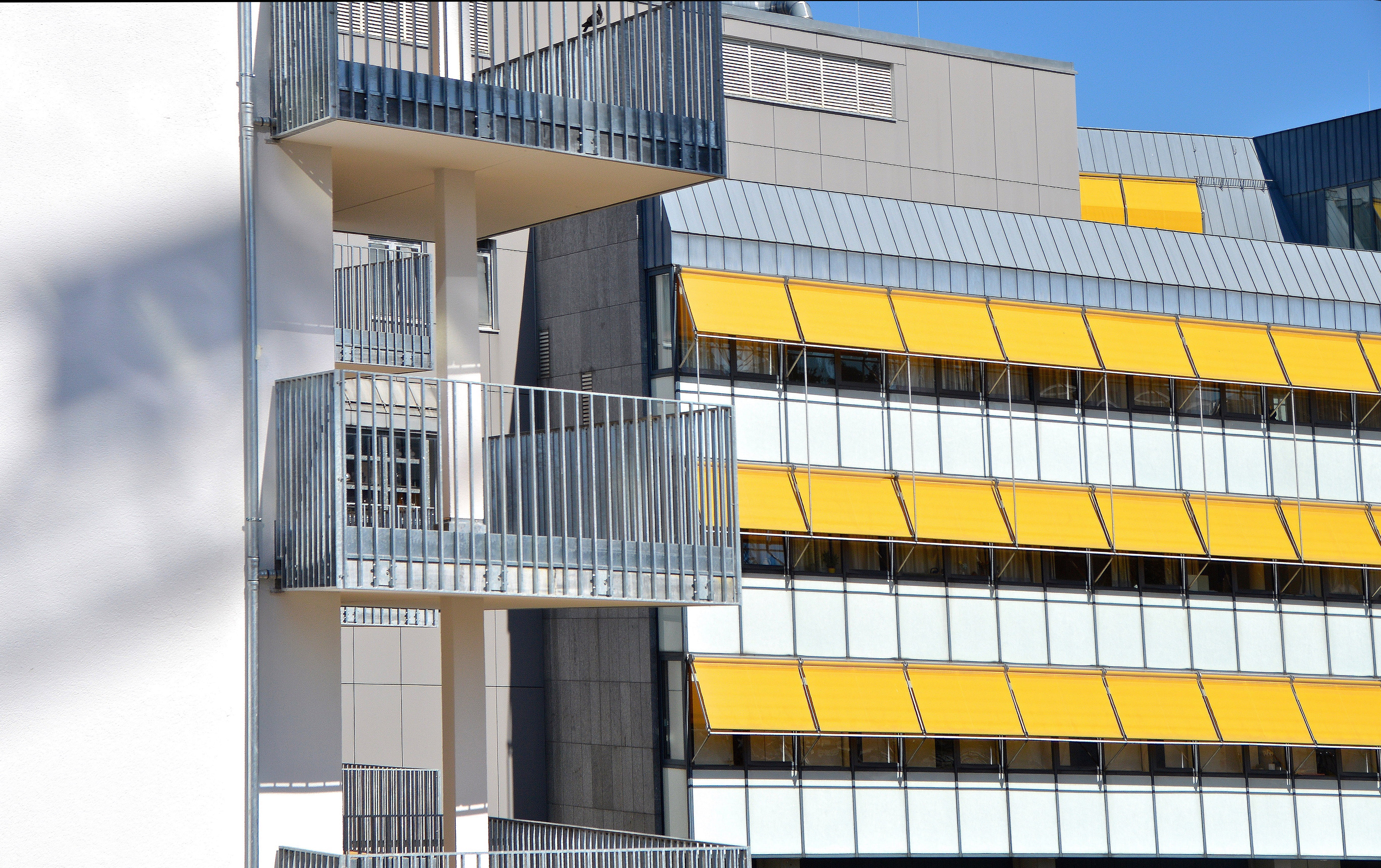 tower house, glass - material, kempten, day, live and work, 5K, no people, sunlight, awnings, green, outdoors, urban planning, town home, sky, downtown, HD Wallpaper