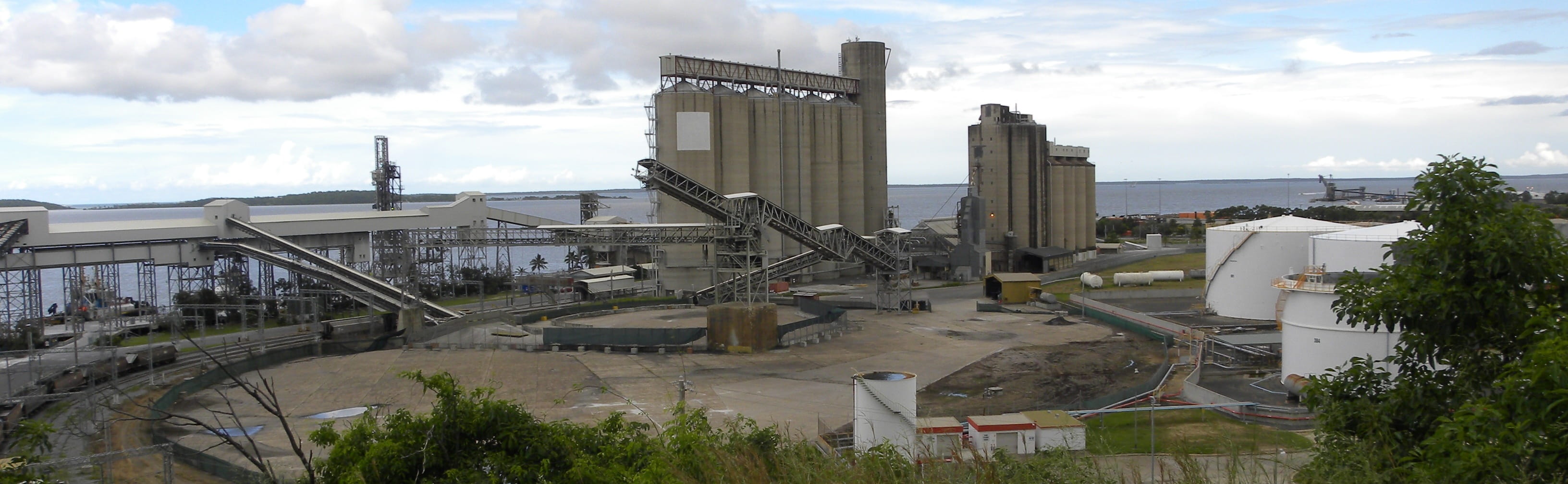 bauxite, tree, factory, australia, alumina, Silos, travel destinations, fuel and power generation, storage, plant, cloud - sky, transportation, ships, coal, HD Wallpaper