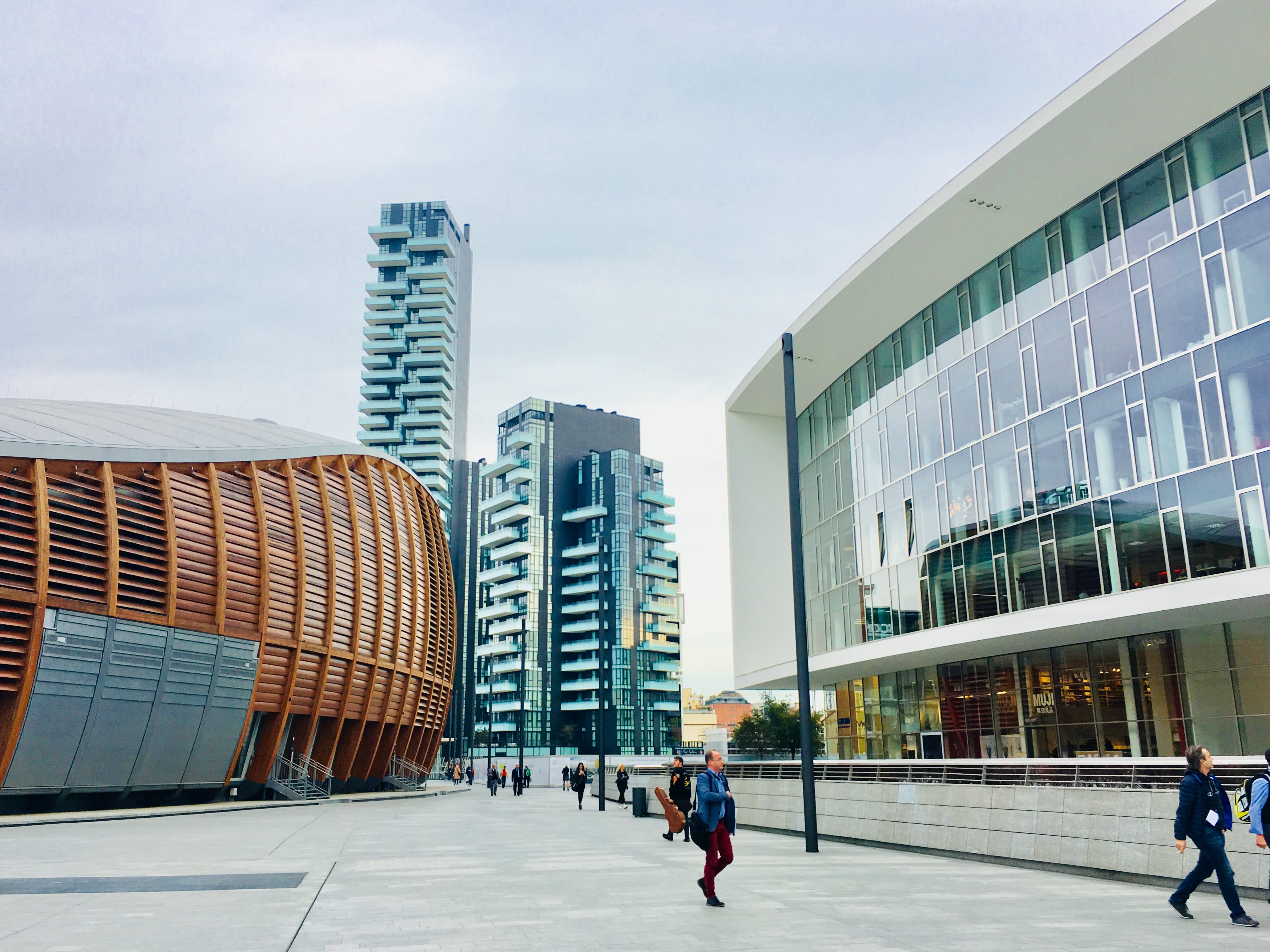 building, metropolis, financial district, nature, urban, outdoors, men, near, real people, convention center, modern, buildings, office, town, office building exterior, HD Wallpaper