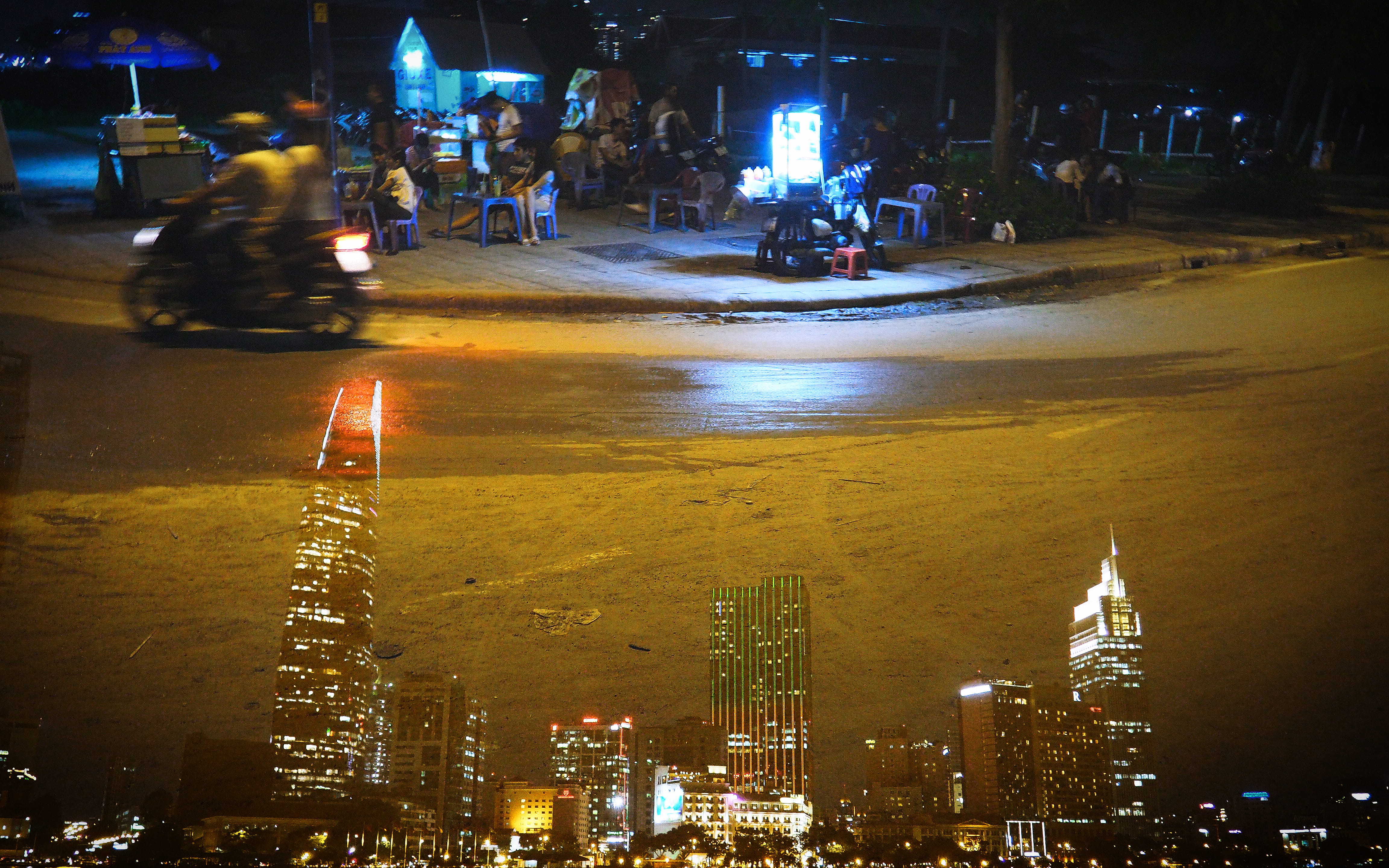 cityscape, illuminated, road, built structure, city, street life, blurred motion, motion, buildings, land vehicle, skyscraper, motorbike, ho chi minh city, HD Wallpaper