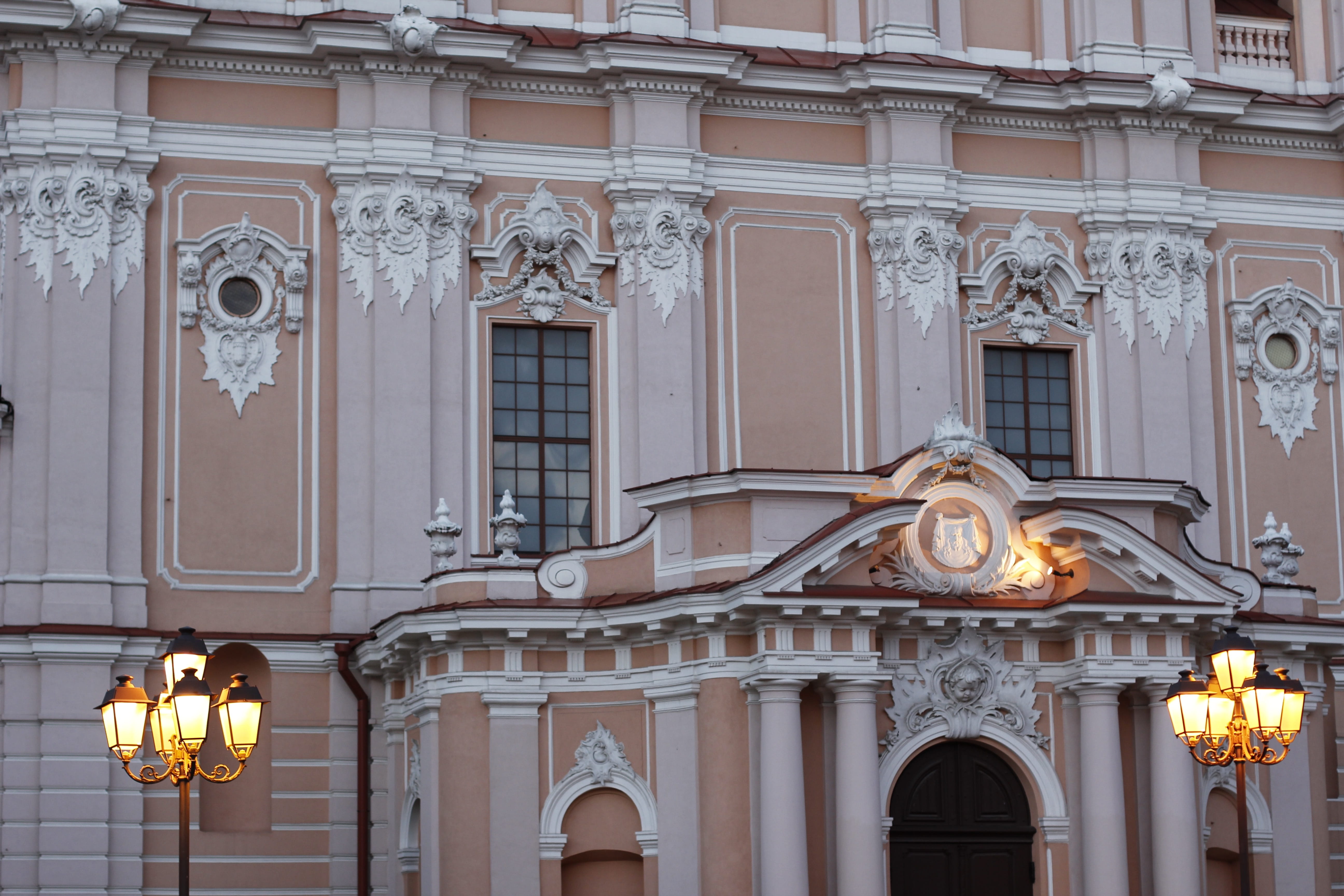 day, electric lamp, craft, facade, outdoors, ornate, city, built structure, low angle view, houses facades, arch, illuminated, window, history, art and craft, HD Wallpaper