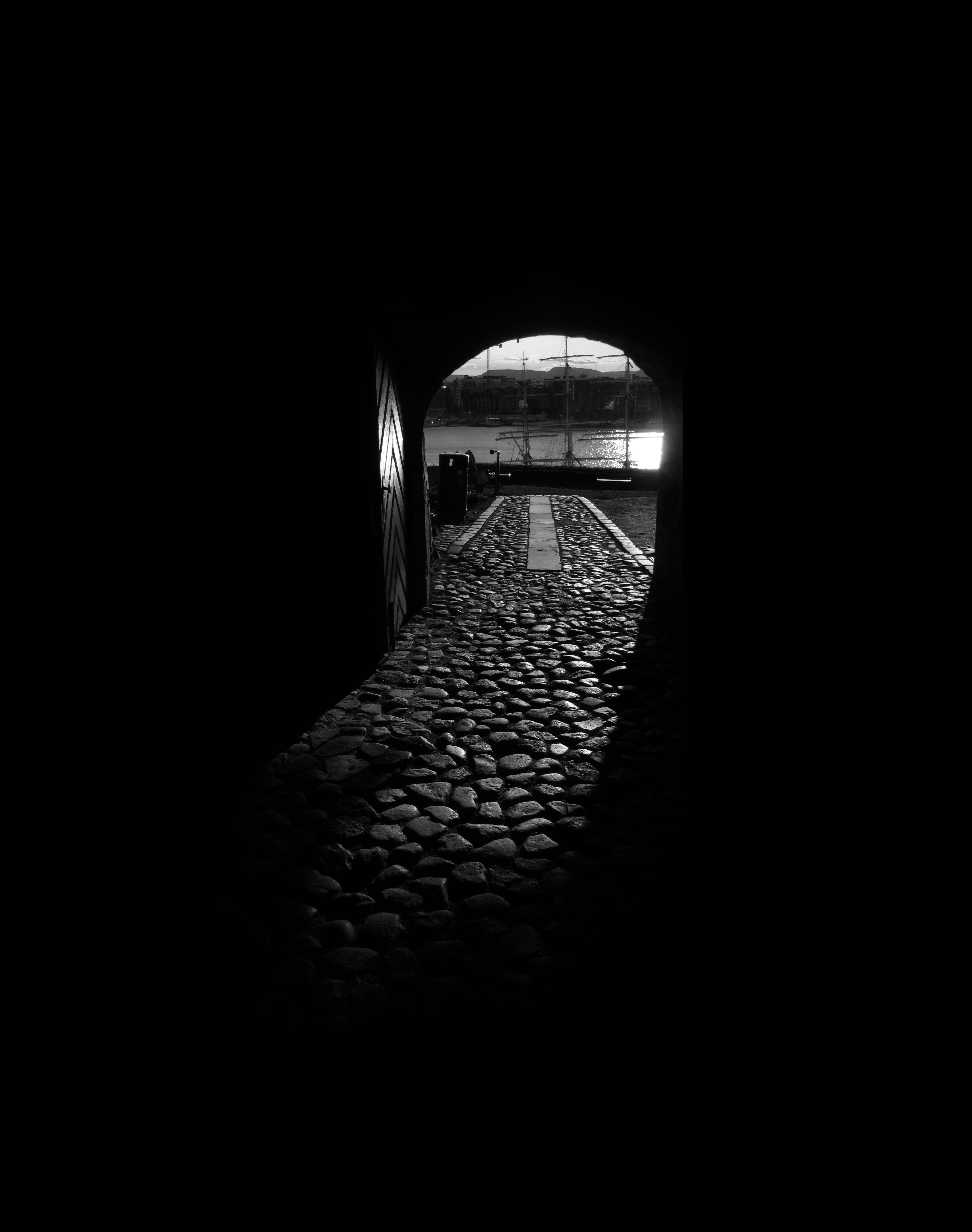 cobblestone, sailing ships, street, water, dark, direction, outdoors, black, bridge, shadow, copy space, tunnel, building, light at the end of the tunnel, Phone HD Wallpaper