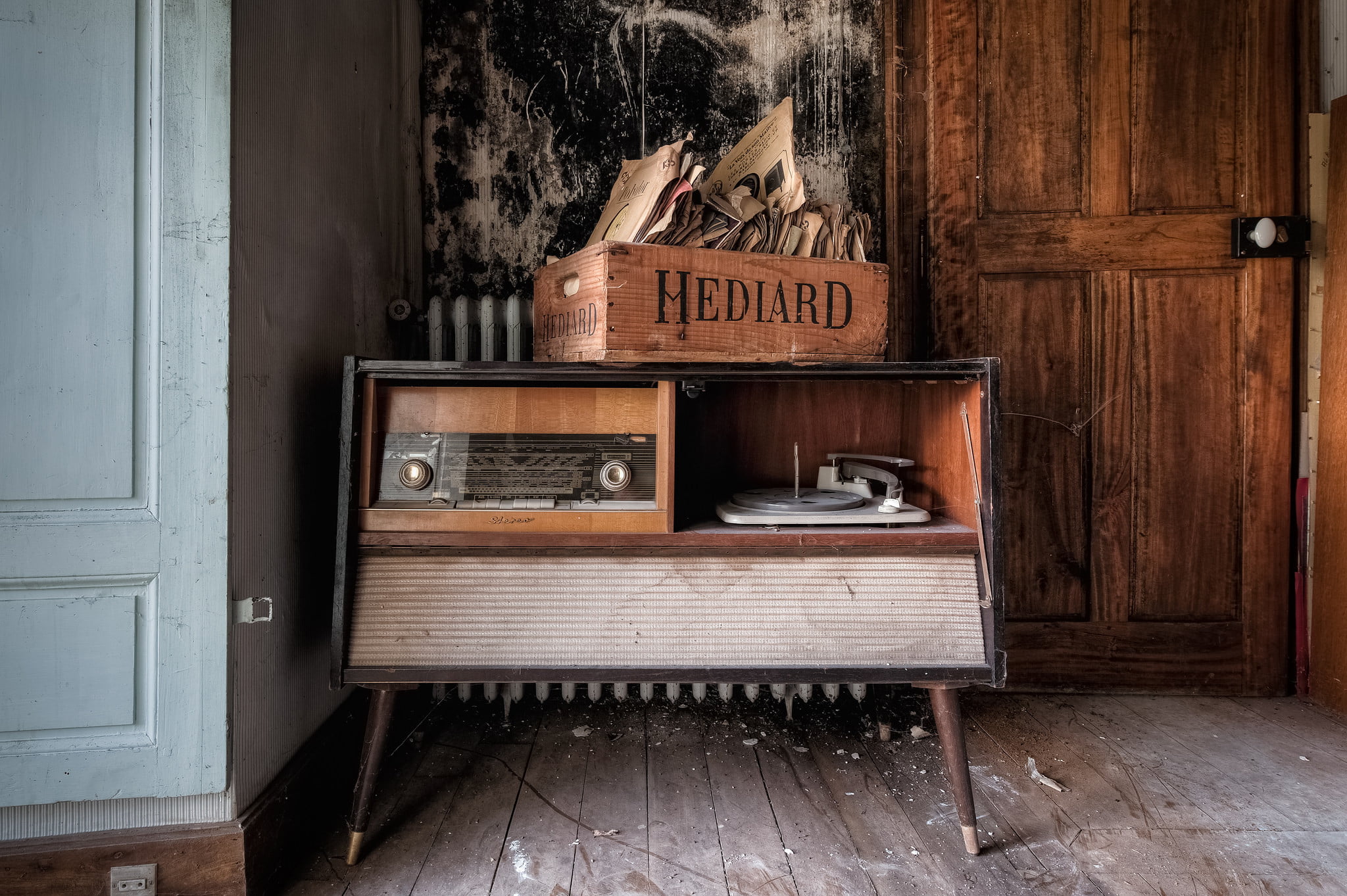 shelf, drawer, absence, wood - Material, old, old-fashioned, single Object, door, nostalgia, brown, transistor, record, dirty, obsolete, furniture, architecture, HD Wallpaper