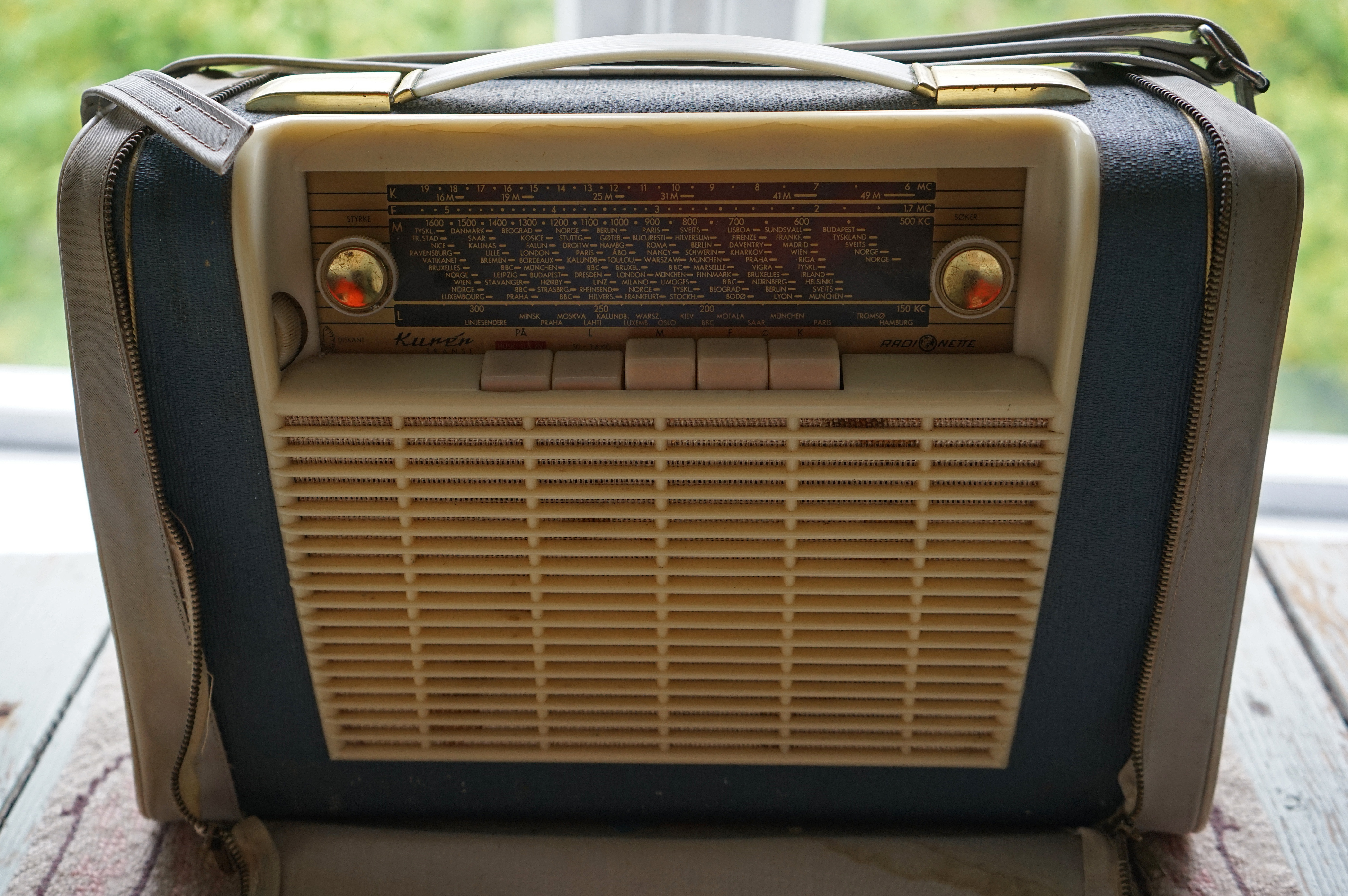 day, black, music, land vehicle, communication, motor vehicle, analog, 5K, 50s, mode of transportation, radio, close-up, white, focus on foreground, transistor, HD Wallpaper