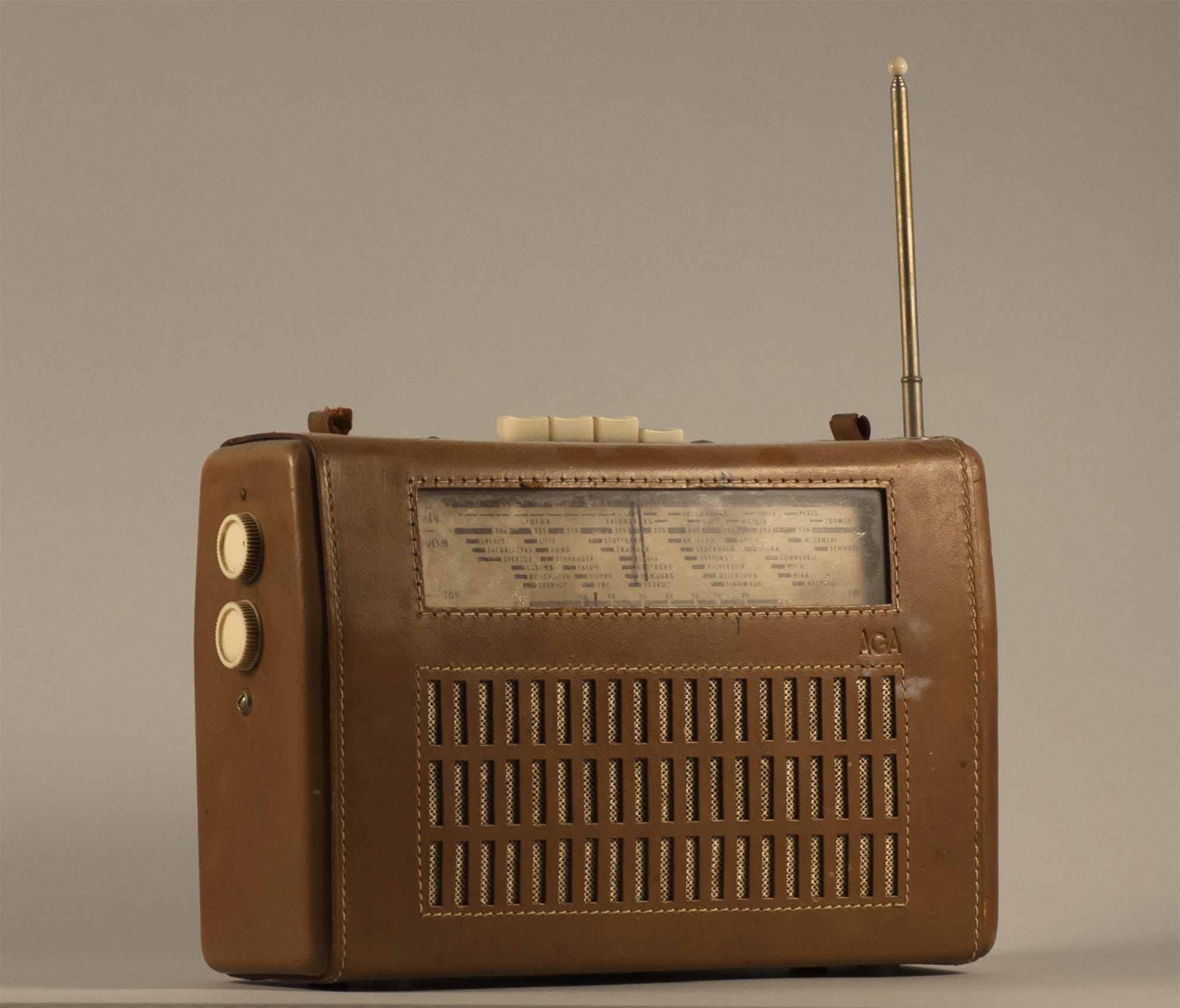 old, technology, analog, Technique, 1080P, no people, Radio, history, the past, brown, old-fashioned, white background, retro styled, single object, speaker, HD Wallpaper
