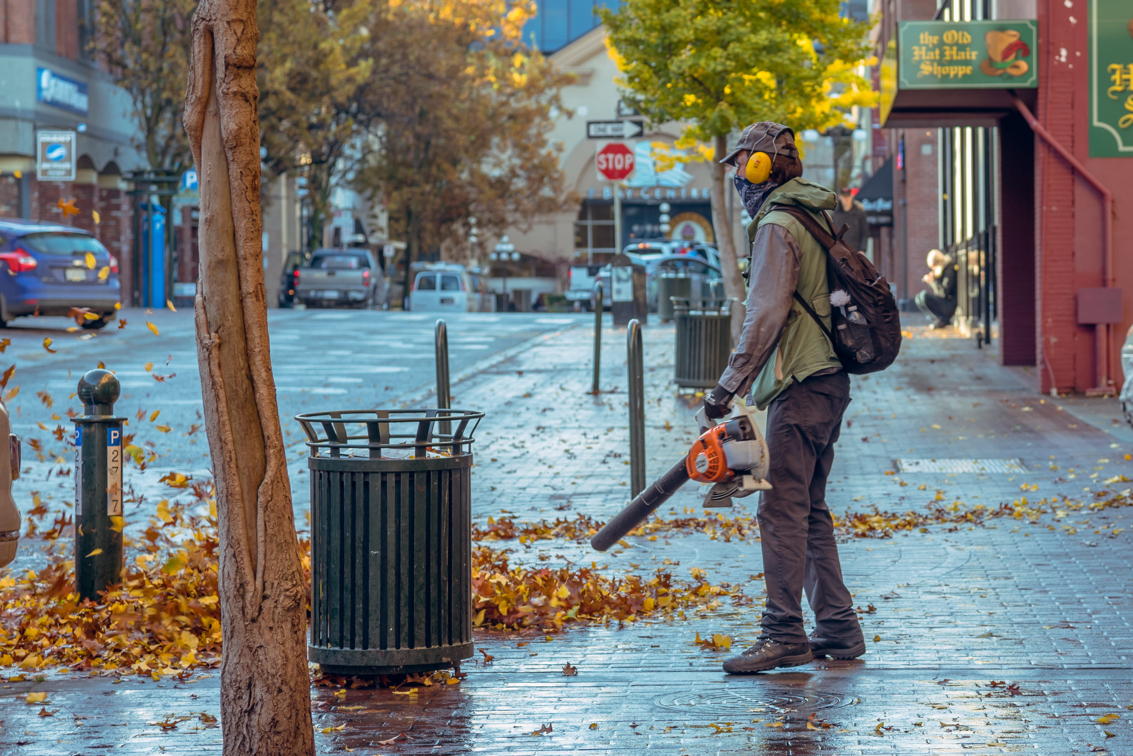 effort, architecture, side view, person, leaf, holding, lifestyles, working, full length, outdoors, footpath, autumn, street, road, town, one person, work, HD Wallpaper