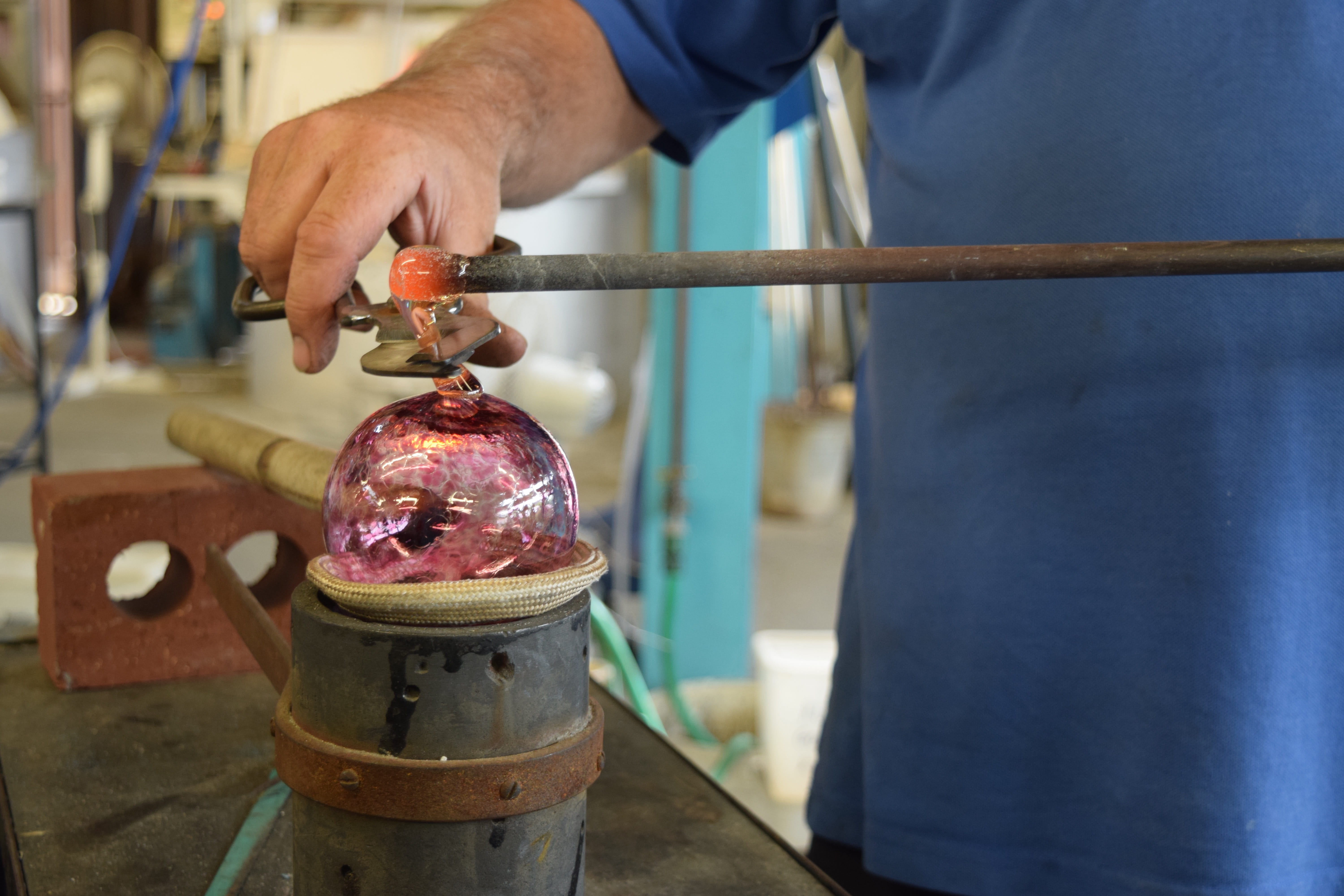 men, one person, 5K, indoors, finger, human hand, glass blowing, human body part, business, Glassblowing, close-up, factory, freshness, skill, preparation, HD Wallpaper